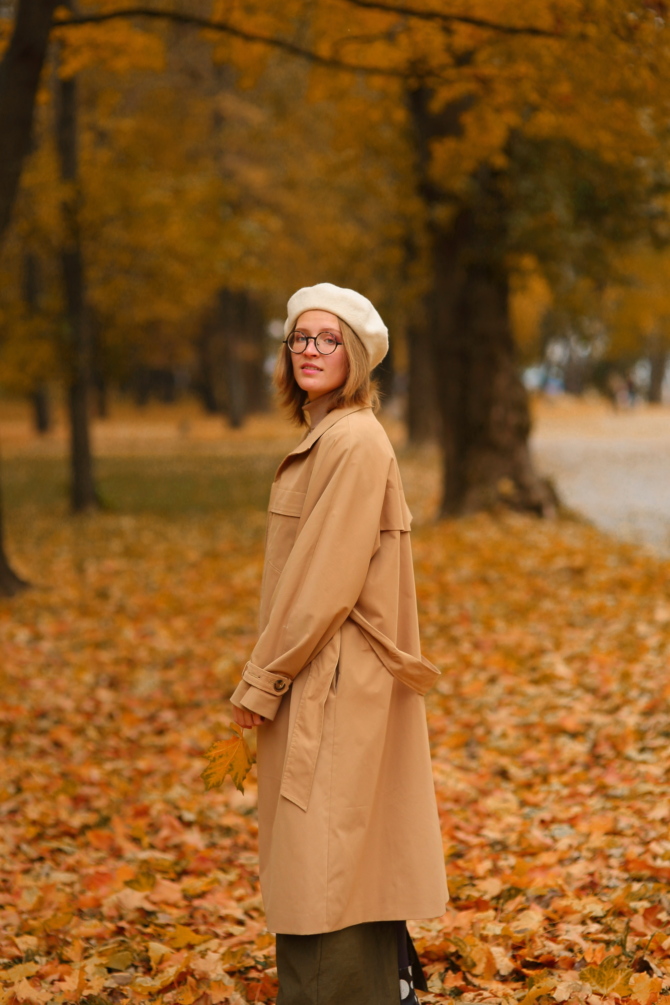 Радостная осенняя фотосессия девушки. Свадебный и репортажный фотограф в Ярославле и Санкт-Петербурге Роман Микрюков