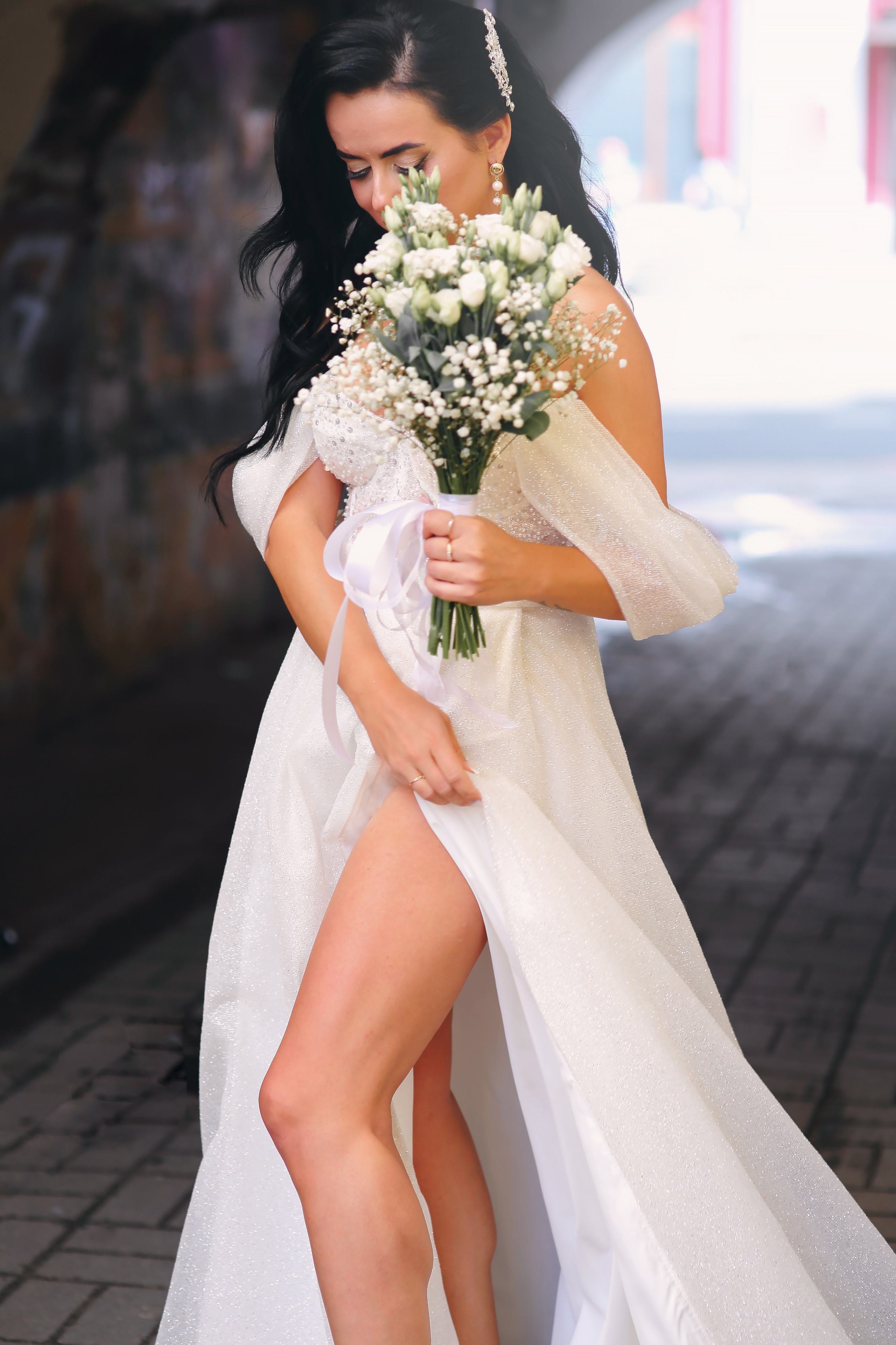 Съемка пары Марии и Ильи, гуляющих по городу. Свадебный и репортажный фотограф в Ярославле и Санкт-Петербурге Роман Микрюков