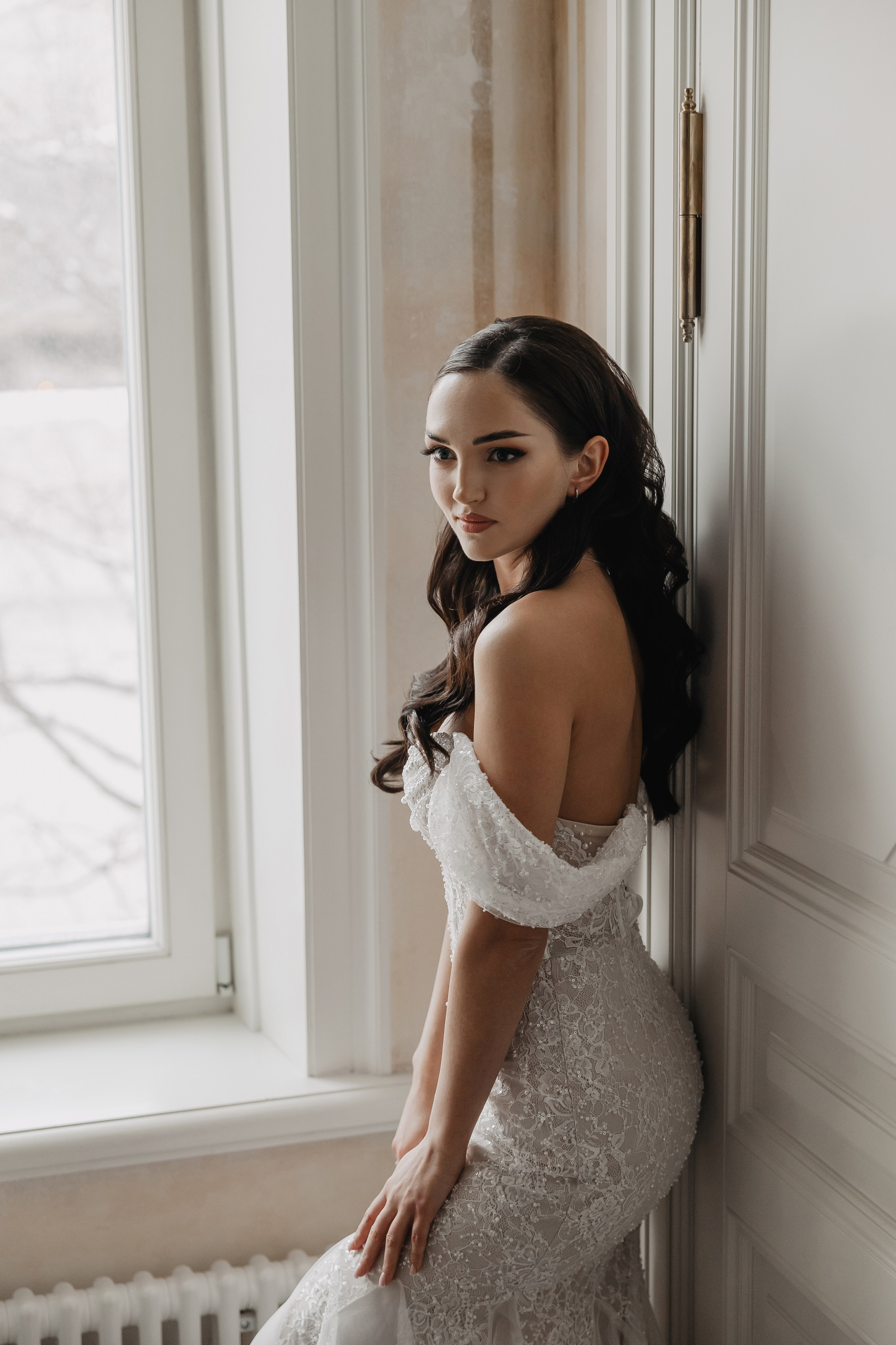 Свадебное утро жениха и невесты и свадебные сборы в отеле Twelve Reasons в Москве