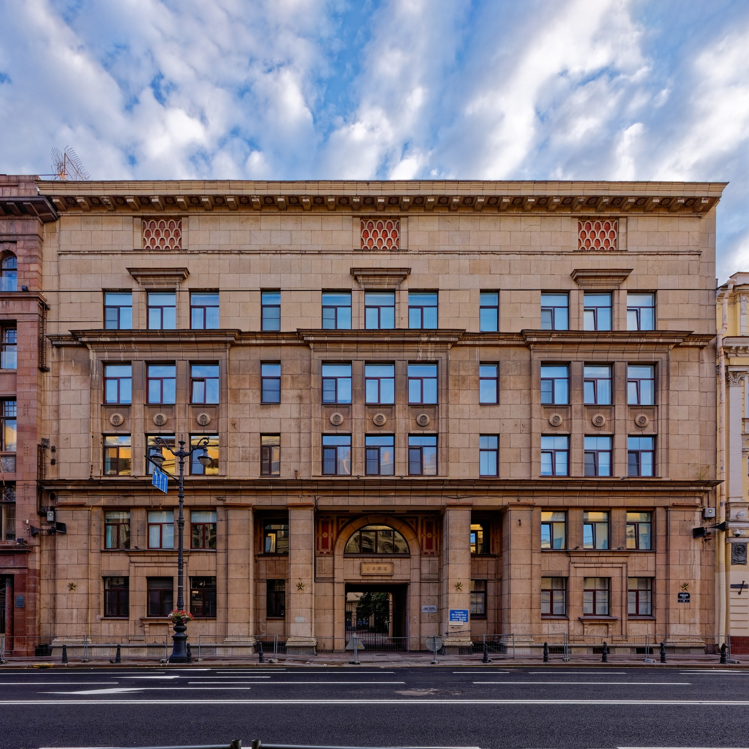 Санкт-Петербург, Невский проспект, дом 14. Школа N 210, 1939 год. Архитектор Борис Рафаилович Рубаненко. ОКНРЗ 781610424270005