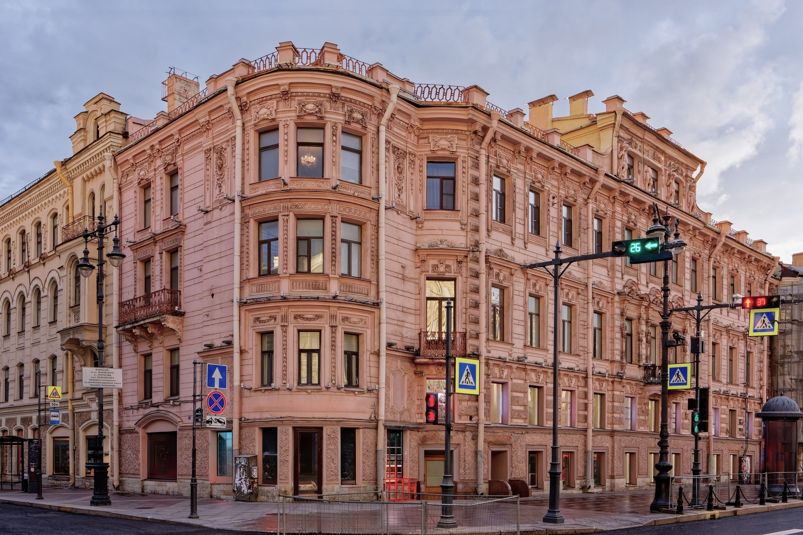 Санкт-Петербург, Невский проспект, дом 96. Доходный дом Яковлевых, 1839 год. Архитектор Александр Христофорович Пель. 1872 год - Макаров Михаил Алексеевич (скругление).  ОКНРЗ 7831036000