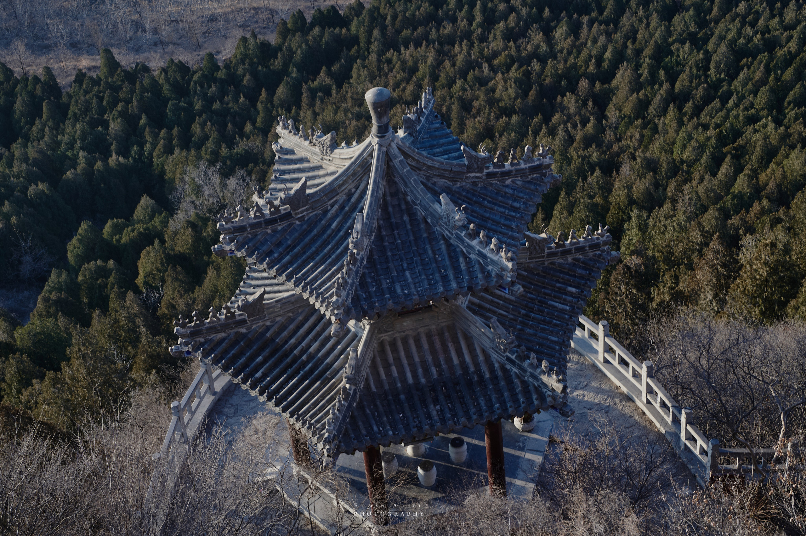 Рассвет на храмовой горе Юнмень. Цинчжоу. Фотограф Роман Адлер