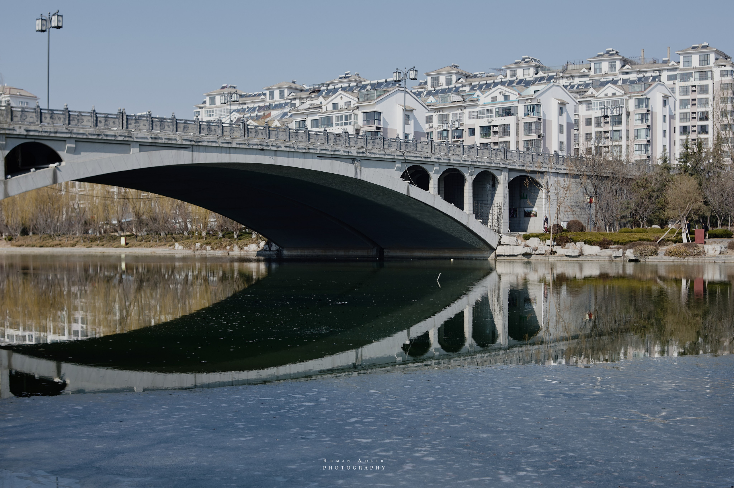 Рассвет на храмовой горе Юнмень. Цинчжоу. Фотограф Роман Адлер