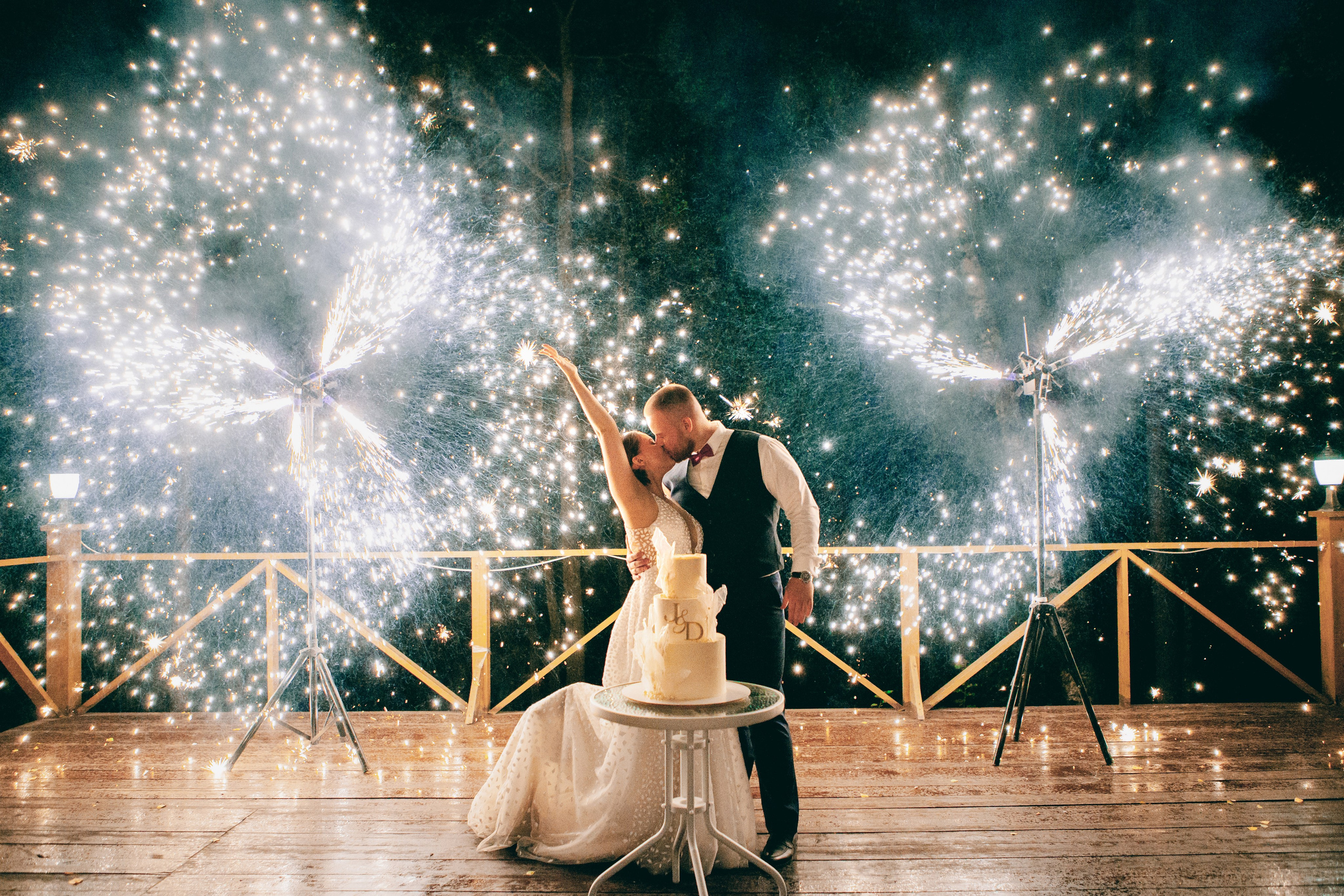 молодожены целуются на фоне холодного фонтана