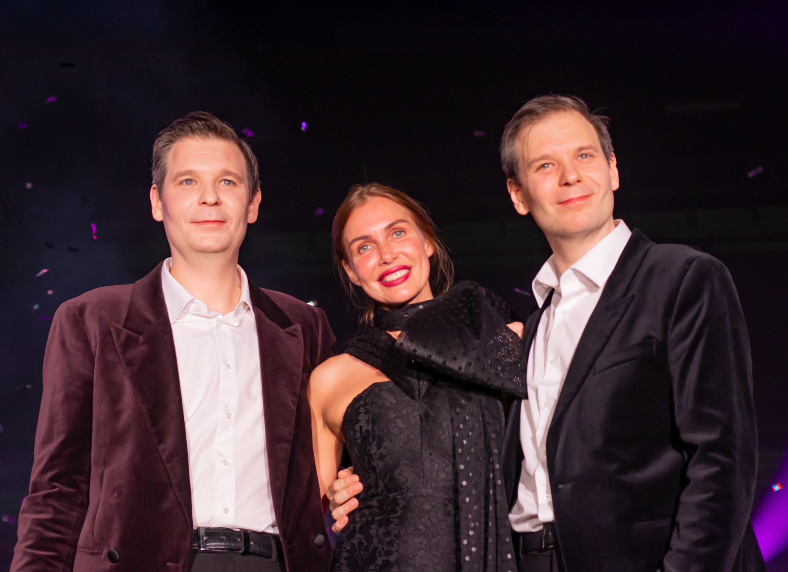 Совместный выход моделей и дизайнеров на подиуме телепроекта