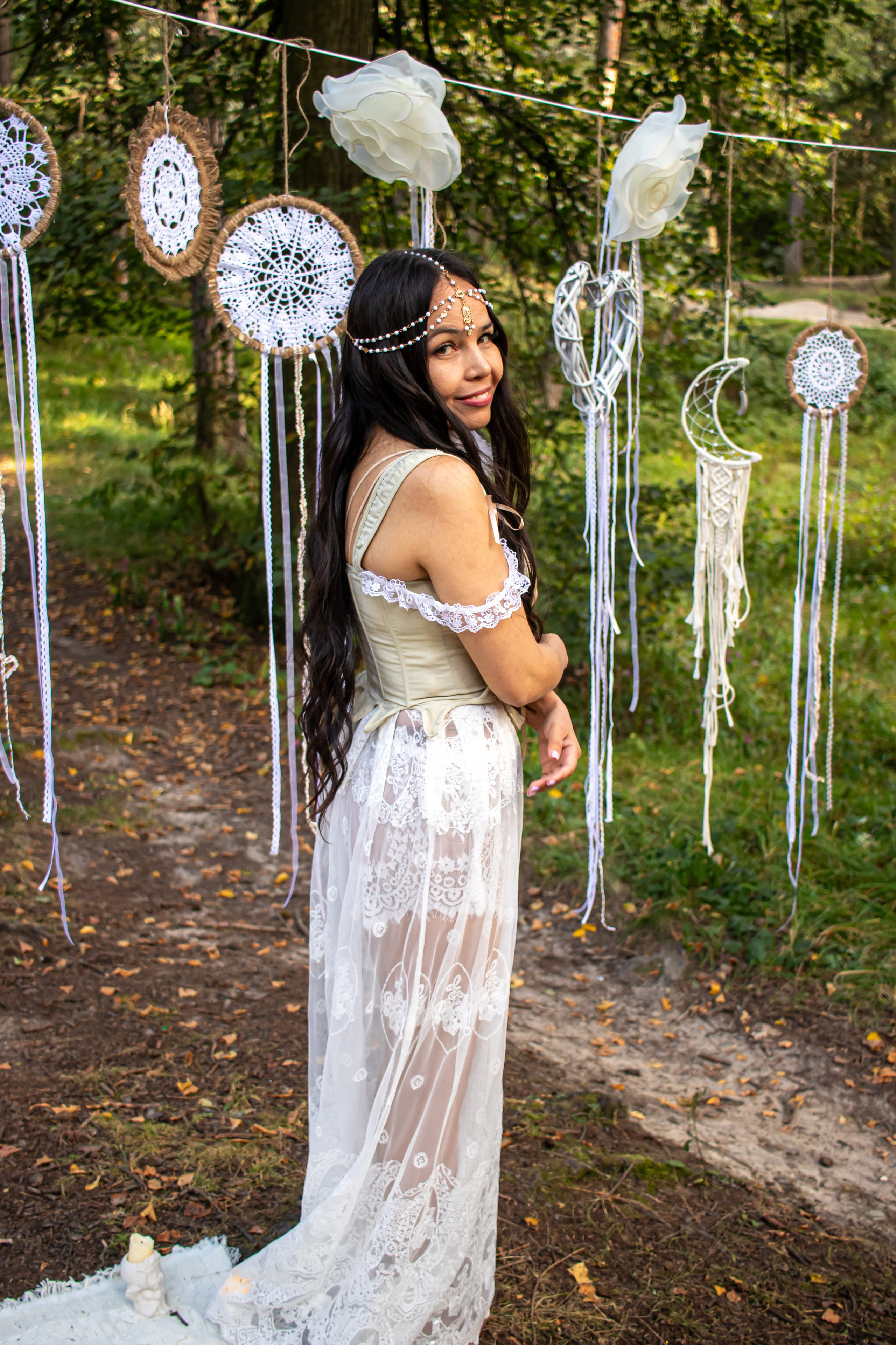 Фотосессия девушки на фоне ловцов снов, стиль бохо, лес • фотограф Карасёва Елена