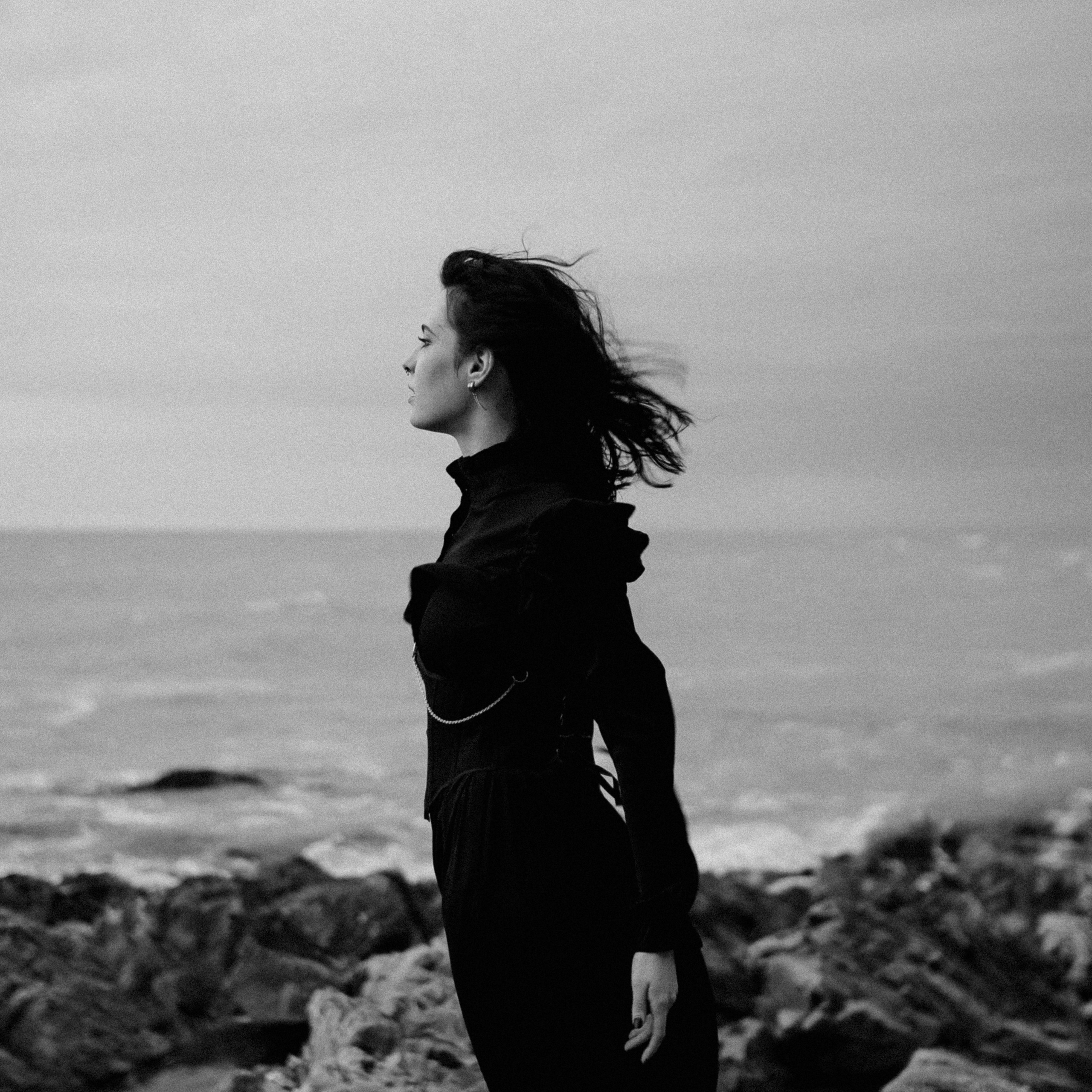 Съёмка у моря с оленьими рогами