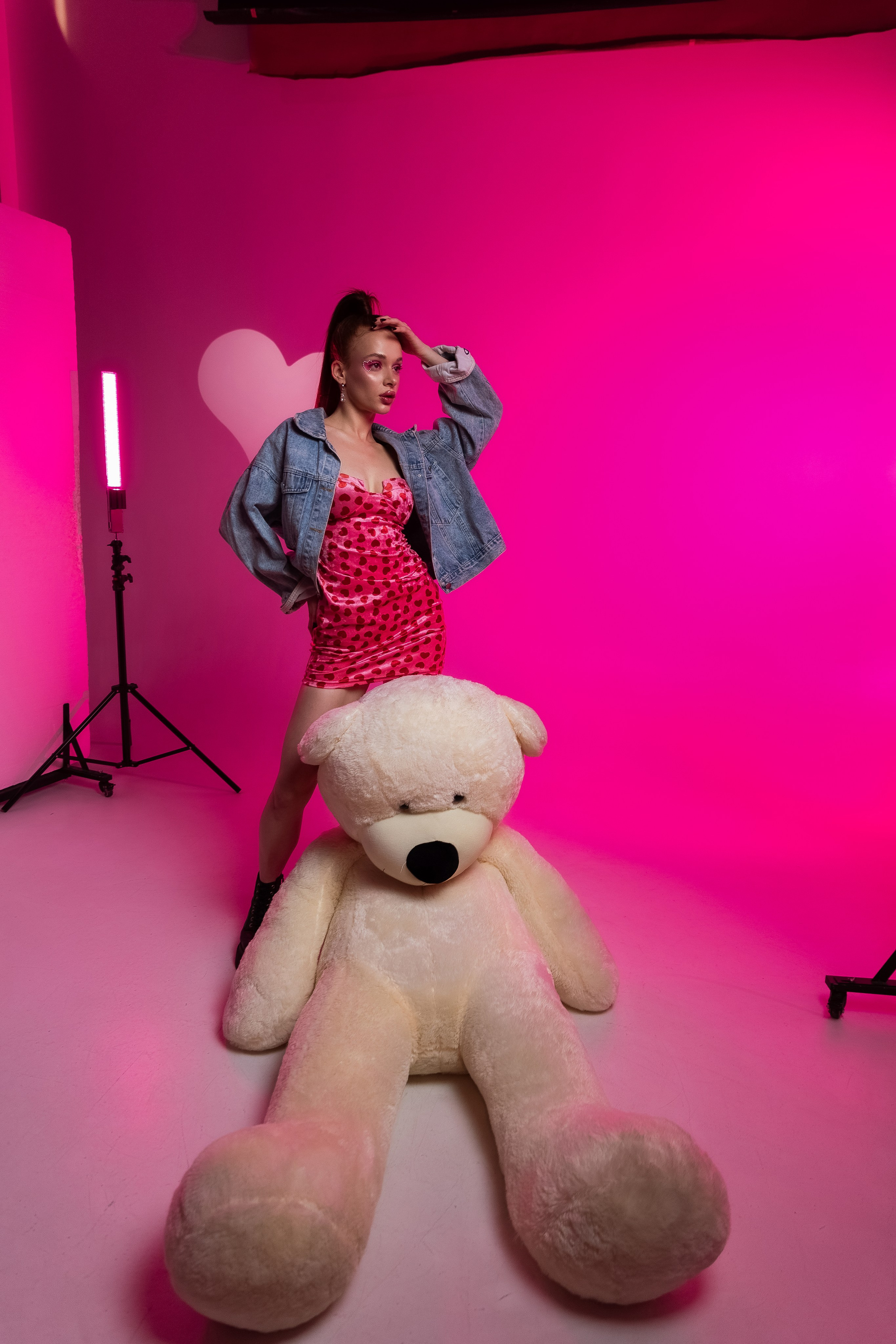 идея фотосессия на 14 февраля, день всех влюблённых, цветной свет, маски габо, 14 февраля, ростовой медведь