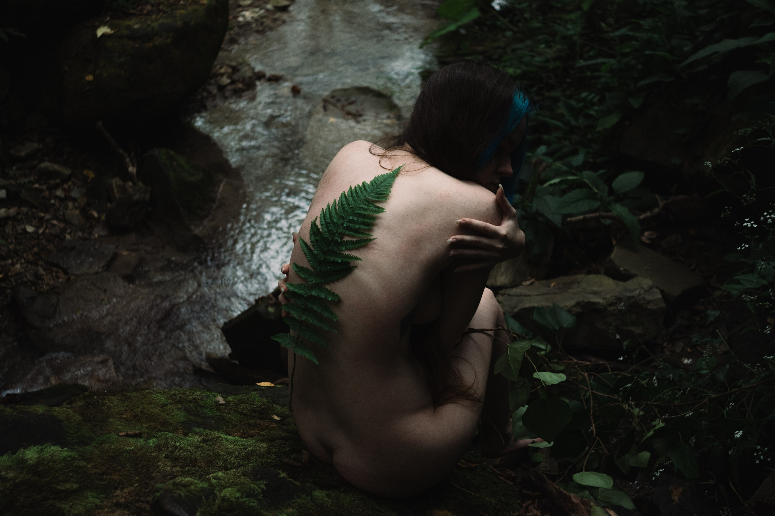 Обнаженная фотосъёмка в лесу