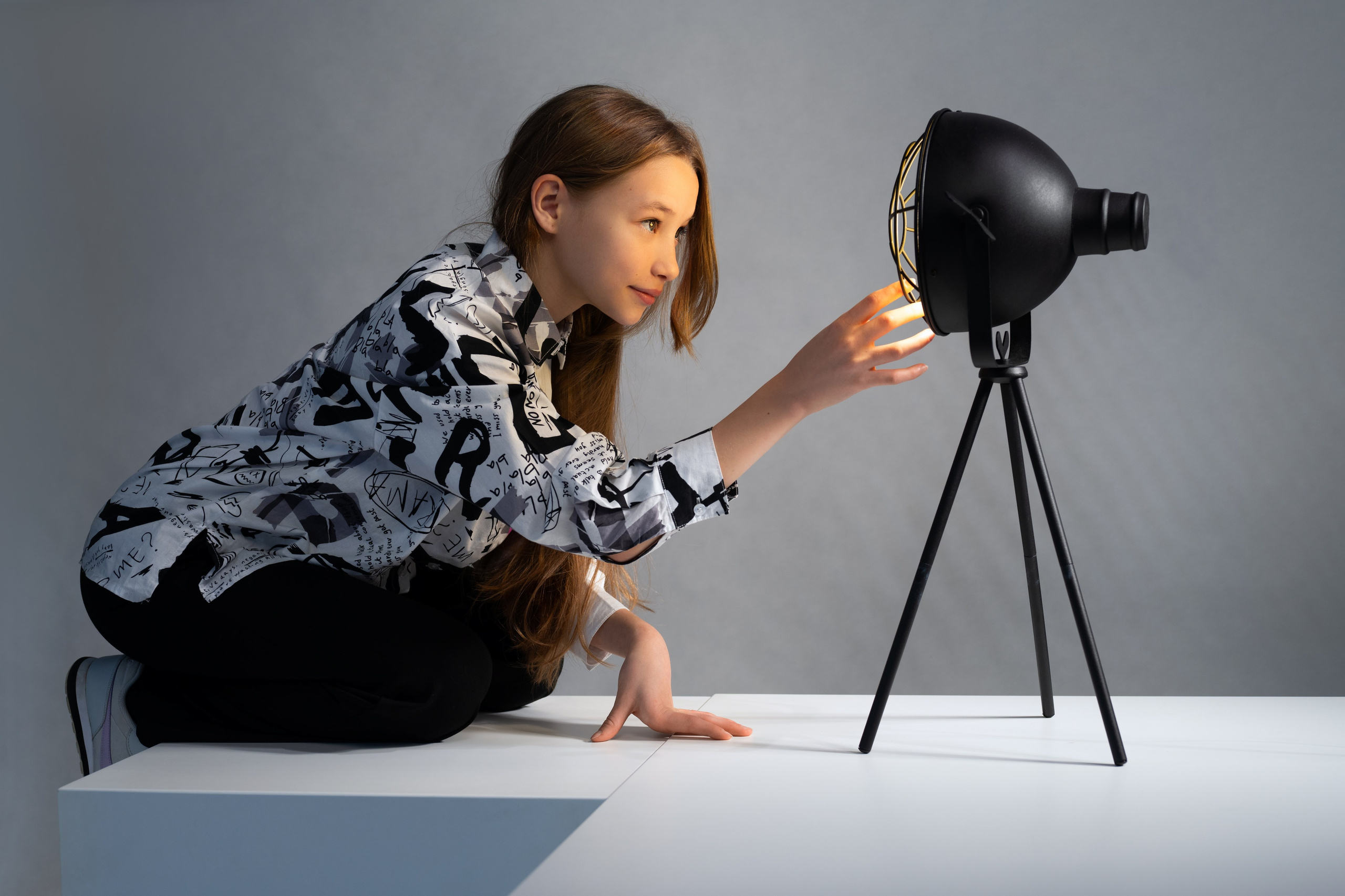 Подростковая съёмка с собакой, цветком, лампой