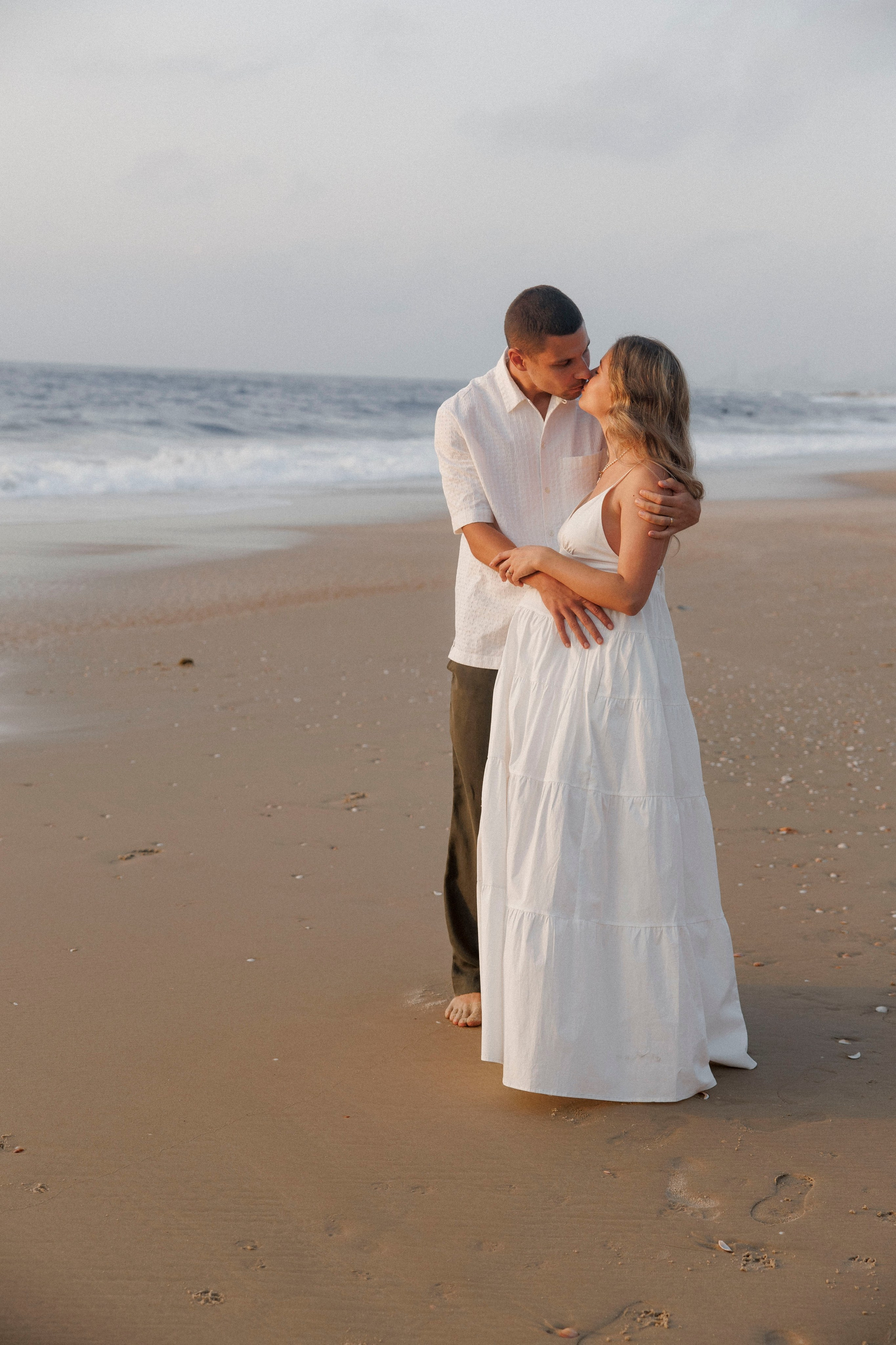 Pregnancy photoshoot near the sea (cloudy weather). Главная