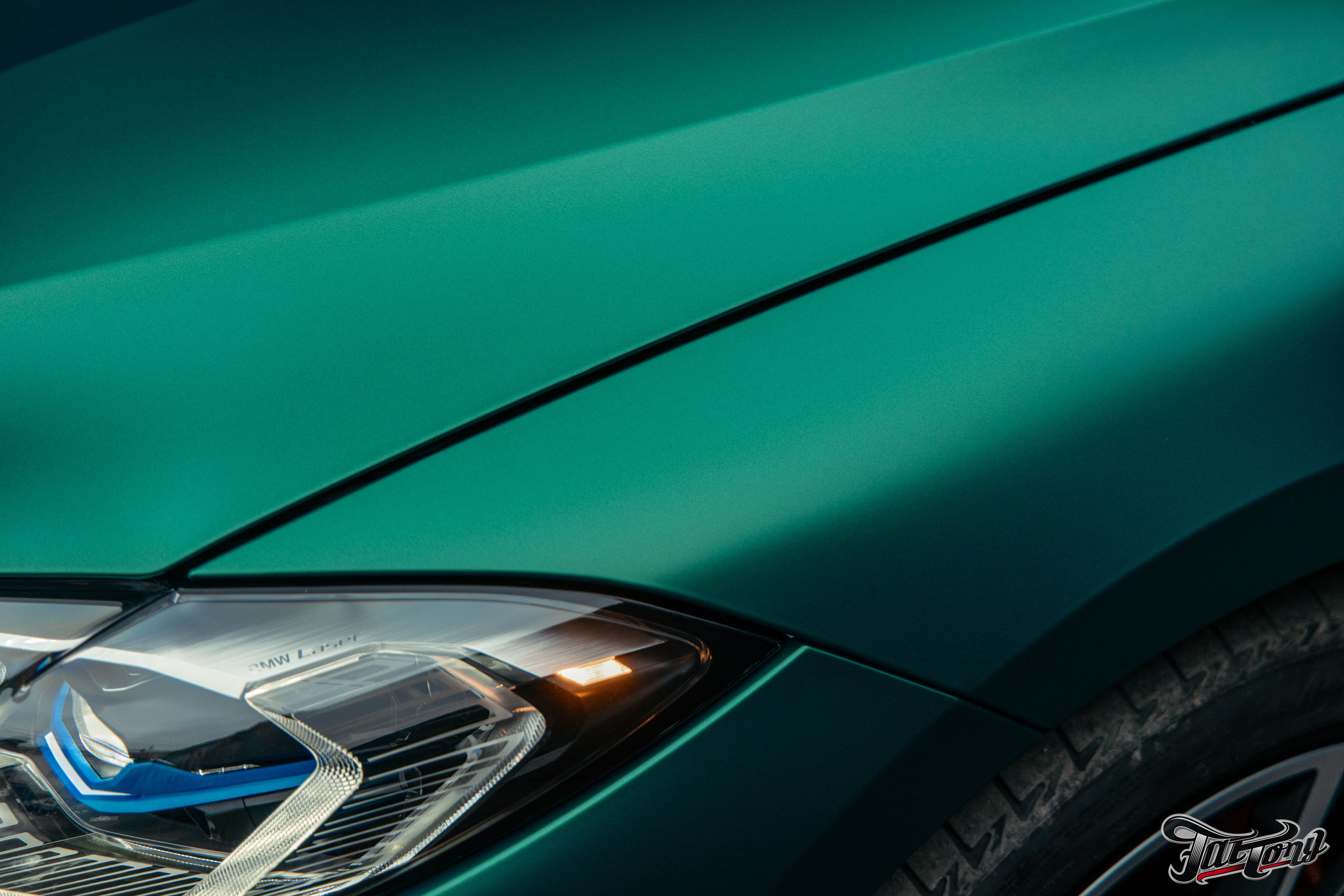 BMW 440i оклейка в цветной полиуретан Wematec matt green chrome с проемами. DeLorein