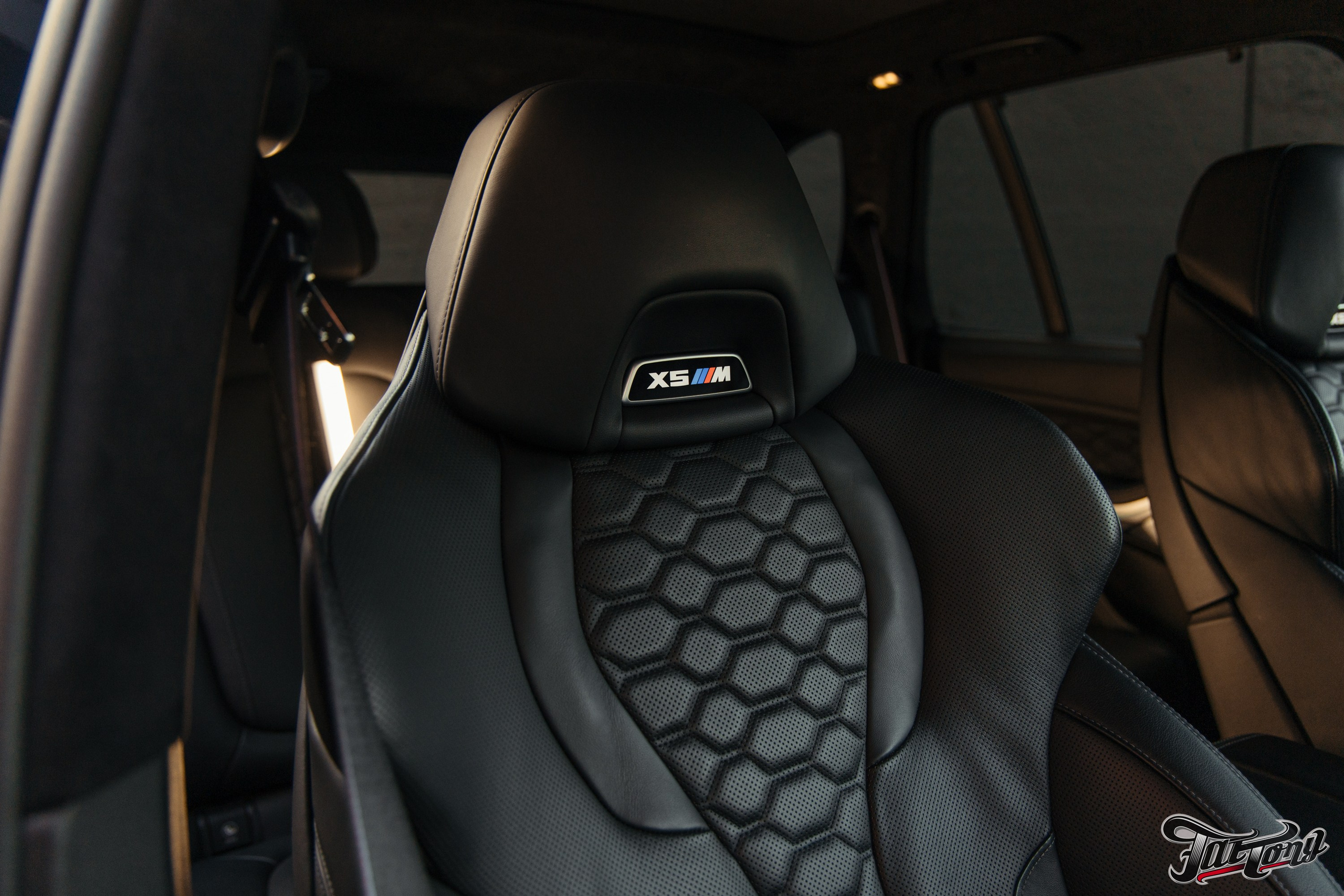 BMW X5M пошив салона в зеленую кожу. DeLorein