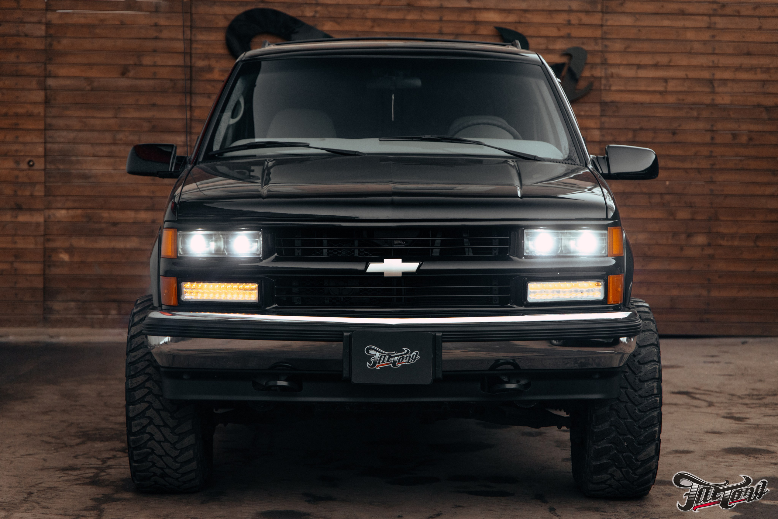 Chevrolet Tahoe I ремонт по кузову и окрас, пошив салона. DeLorein