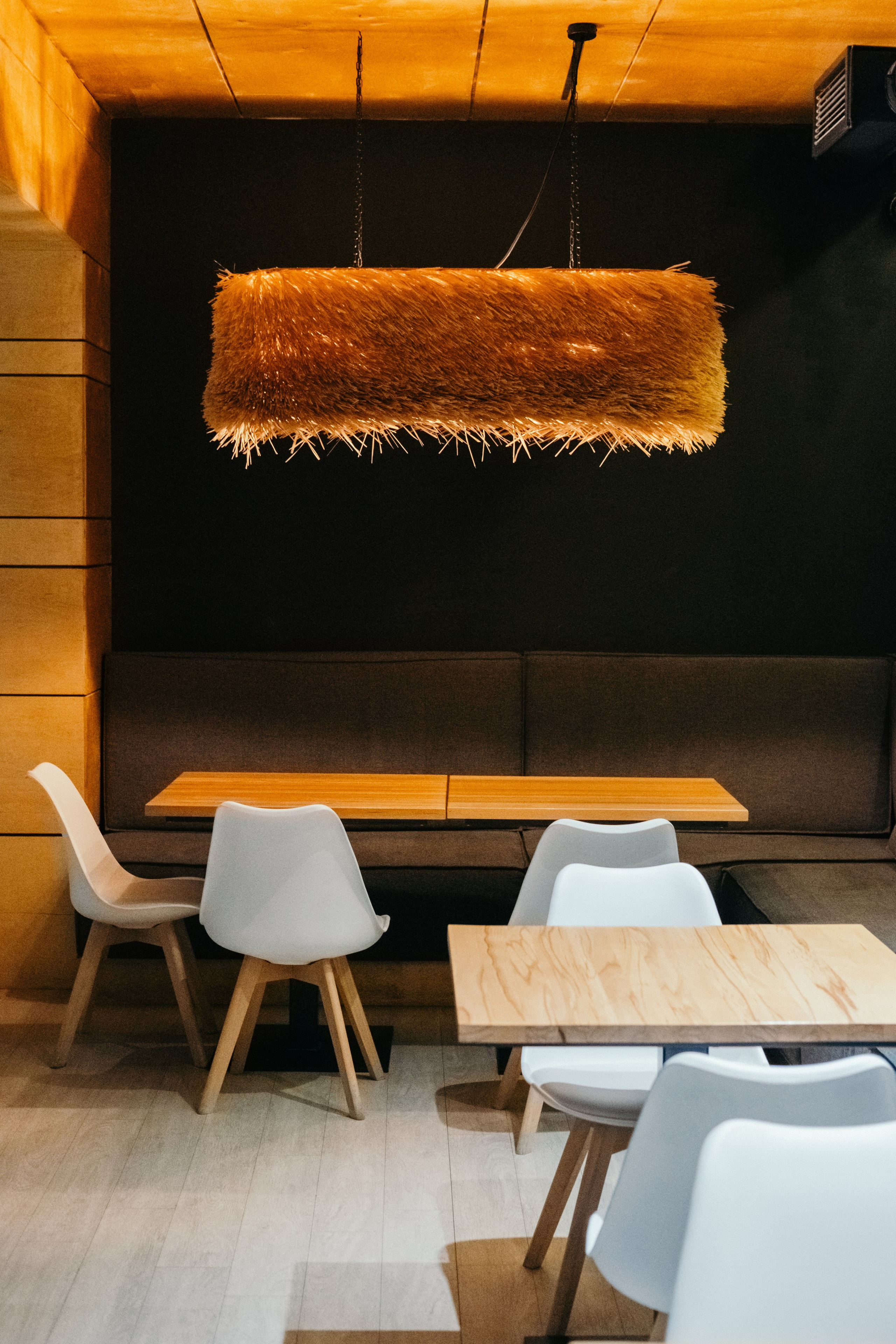 Большой светильник ручной работы в общественном пространстве