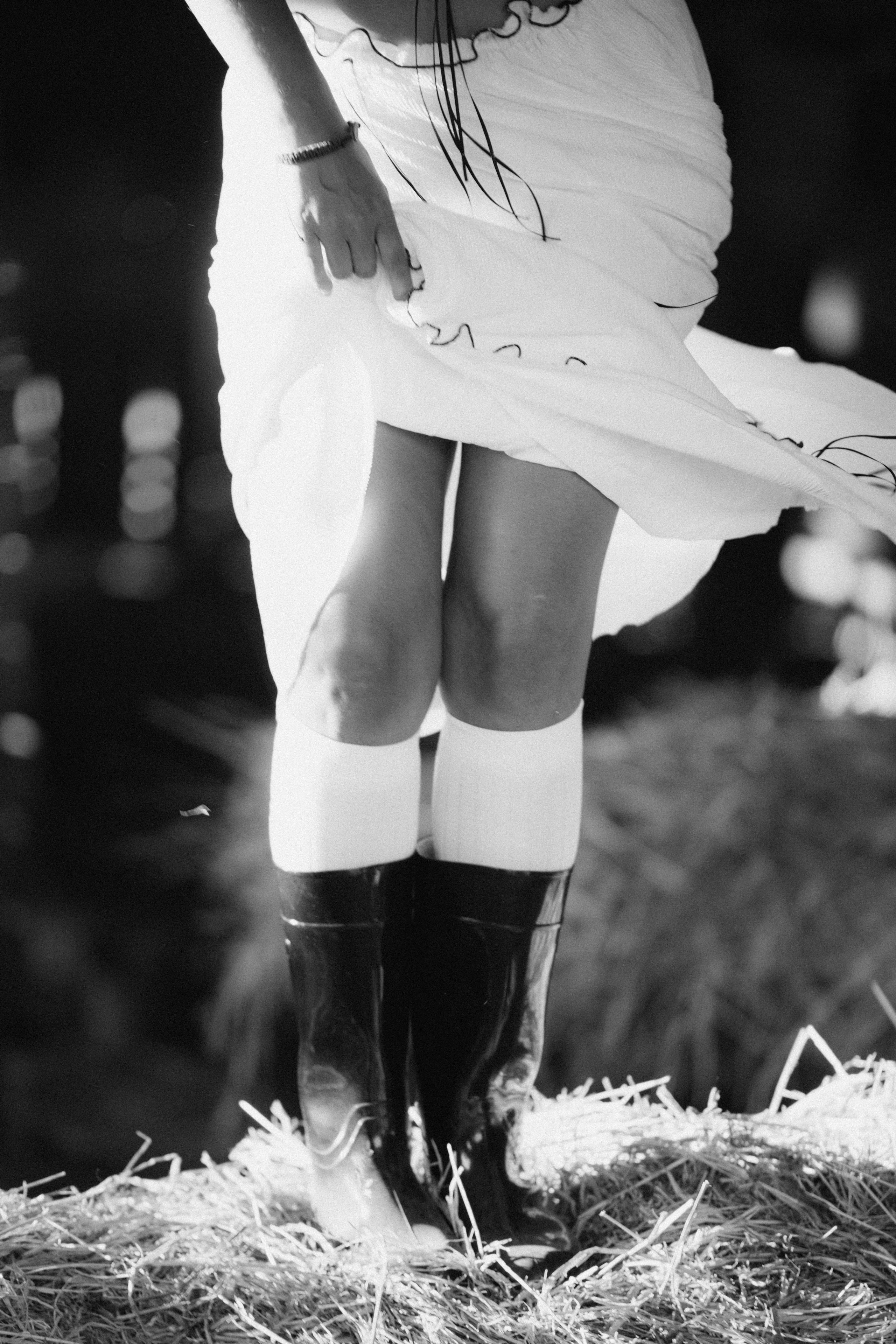 Девушка с корзинкой на сене. Индивидуальная фотосессия от фотографа Анапа, Геленджик, Новороссийск, Кучугуры, Голубицкая, Абрау-Дюрсо.