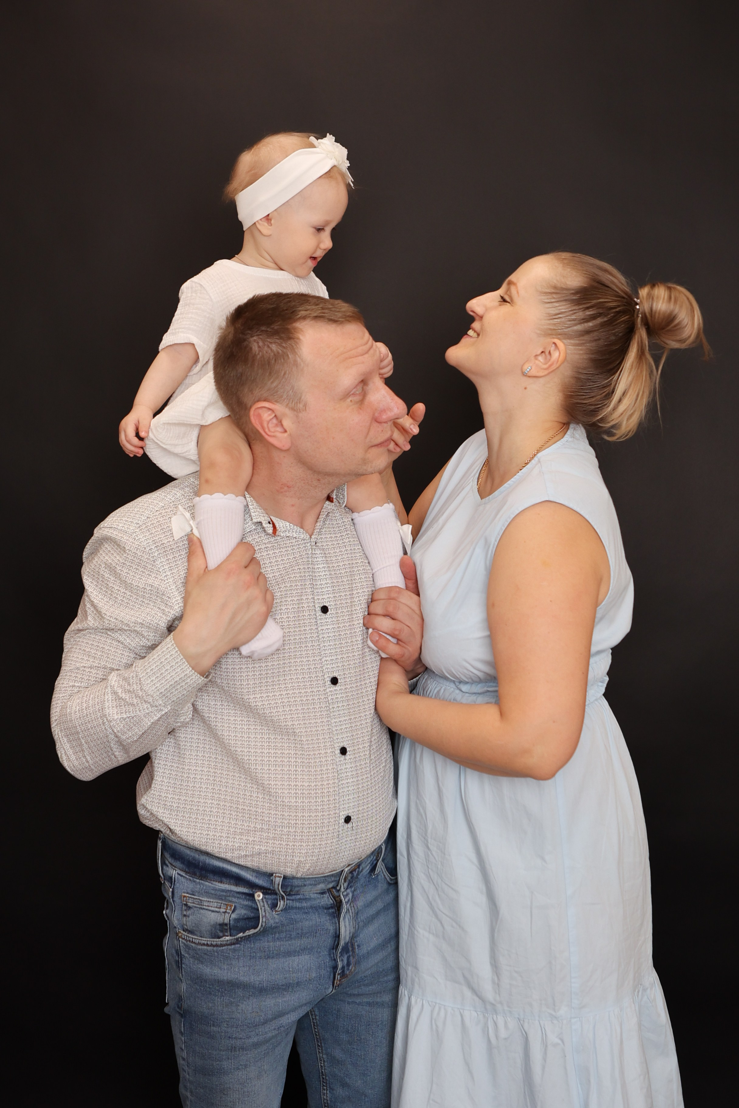 Фото с родителями на однотонных фонах. Фотограф новорожденных. Детский и семейный фотограф Марьяна Юдина