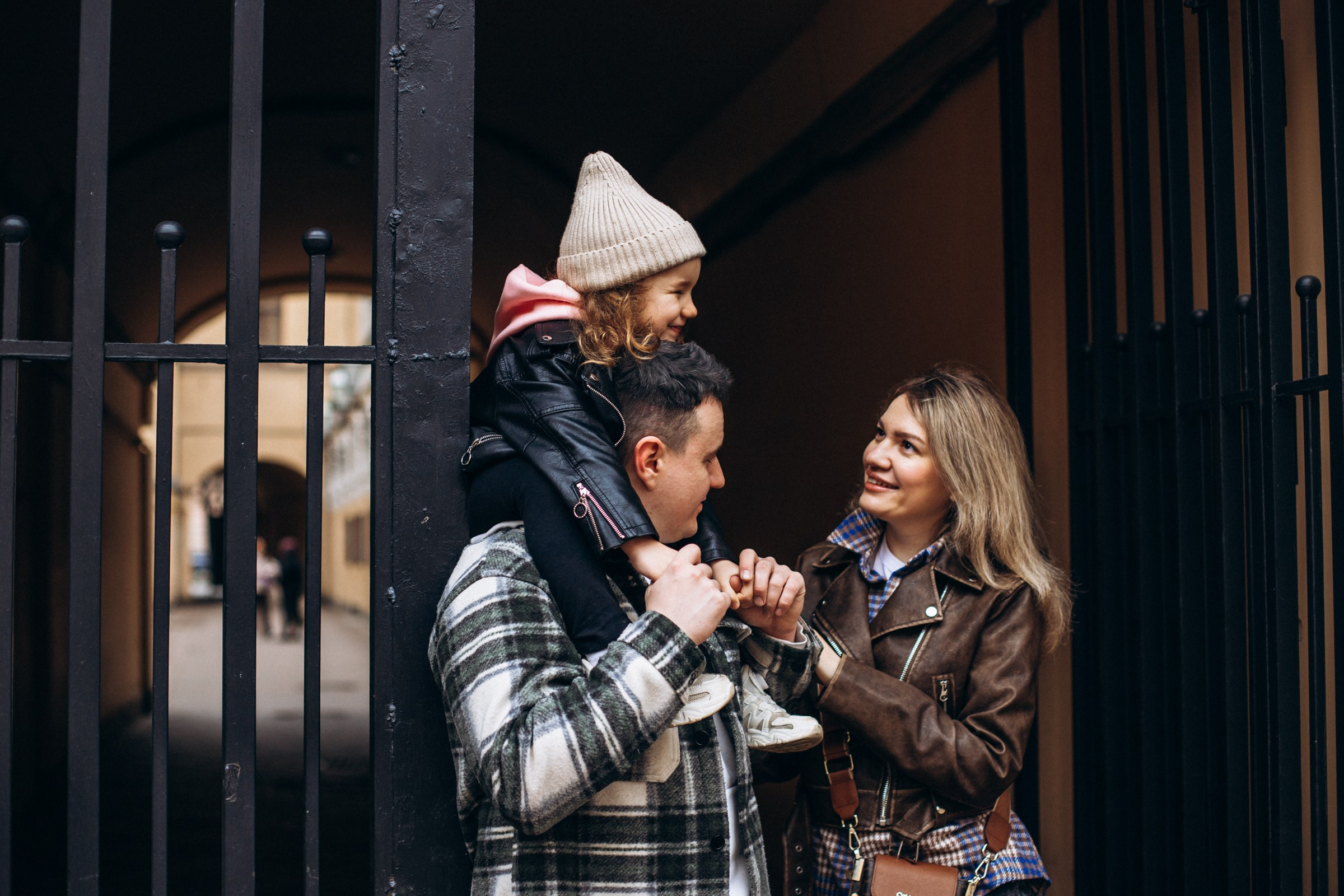 Юлия с семьей в апреле. Фотопрогулка в Петербурге. Индивидуальный и семейный фотограф в Санкт-Петербурге