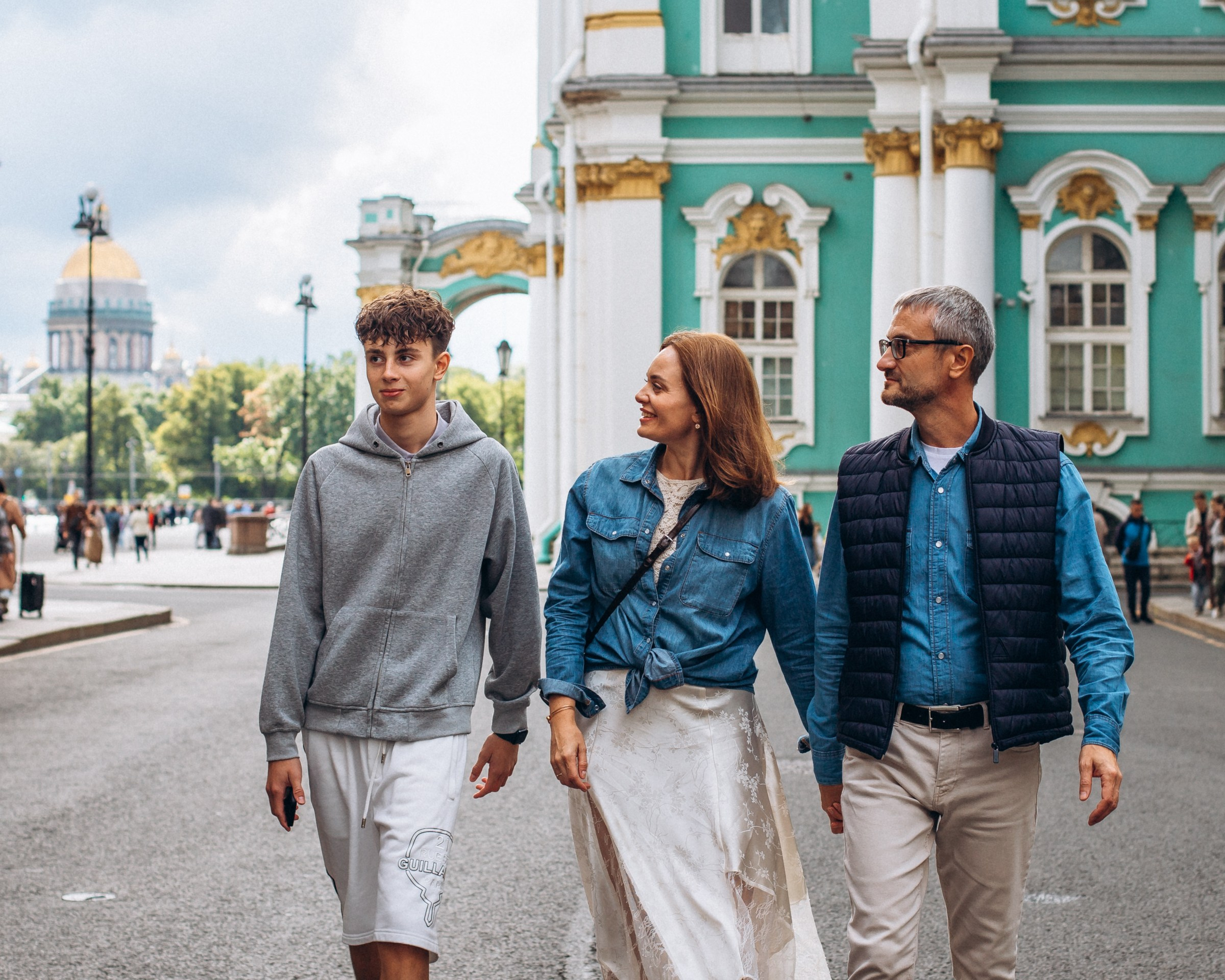 Анна с семьей в августе. Фотопрогулка в Петербурге. Индивидуальный и семейный фотограф в Санкт-Петербурге