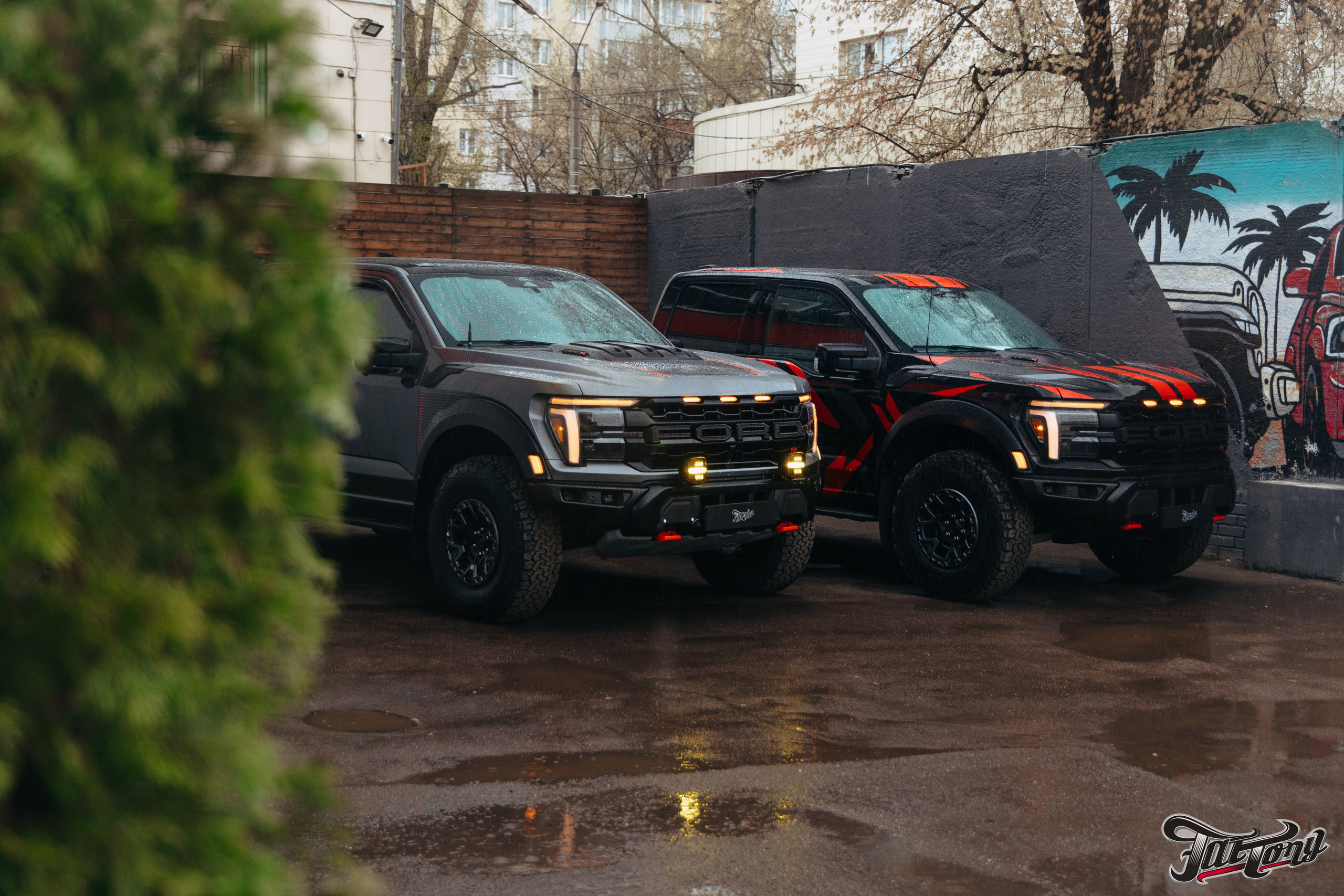 2x Ford Raptor R. DeLorein