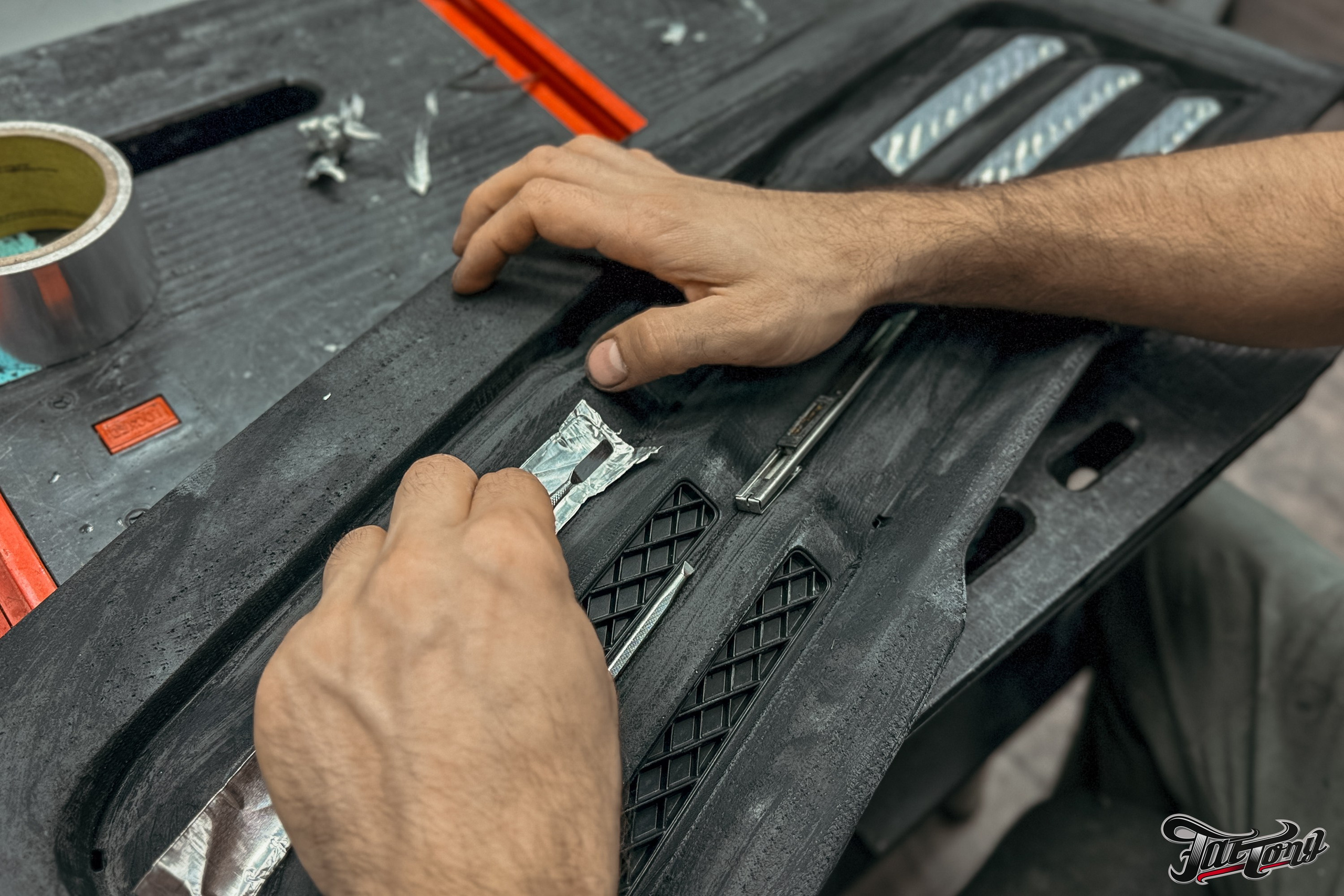 Ram 1500 ламинация карбоном, окрас шильдов, проушин, установка света в решетку. DeLorein