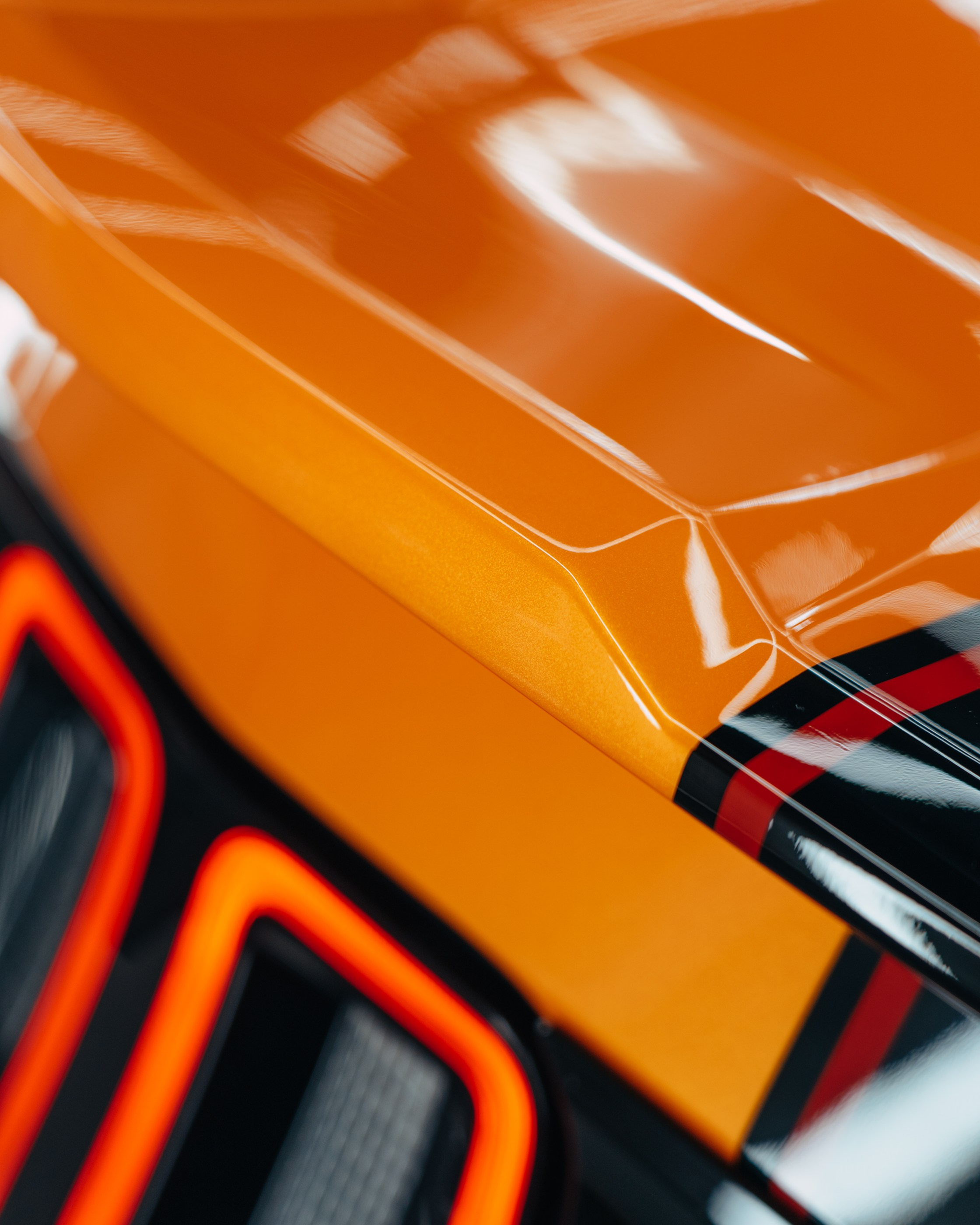 Ford Mustang Roush оранжевый окрас кузова и выкрас полос. DeLorein