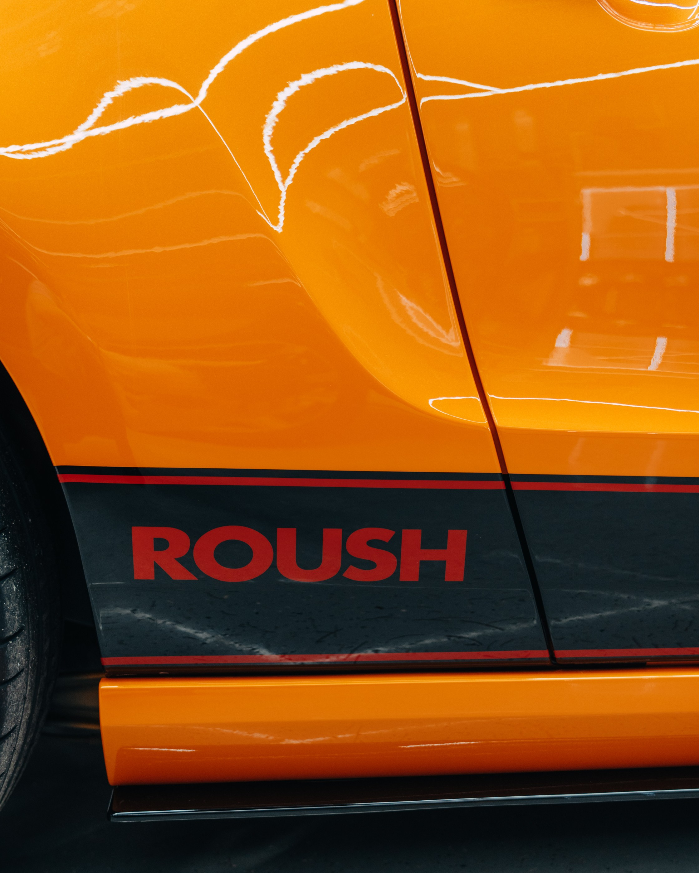 Ford Mustang Roush оранжевый окрас кузова и выкрас полос. DeLorein