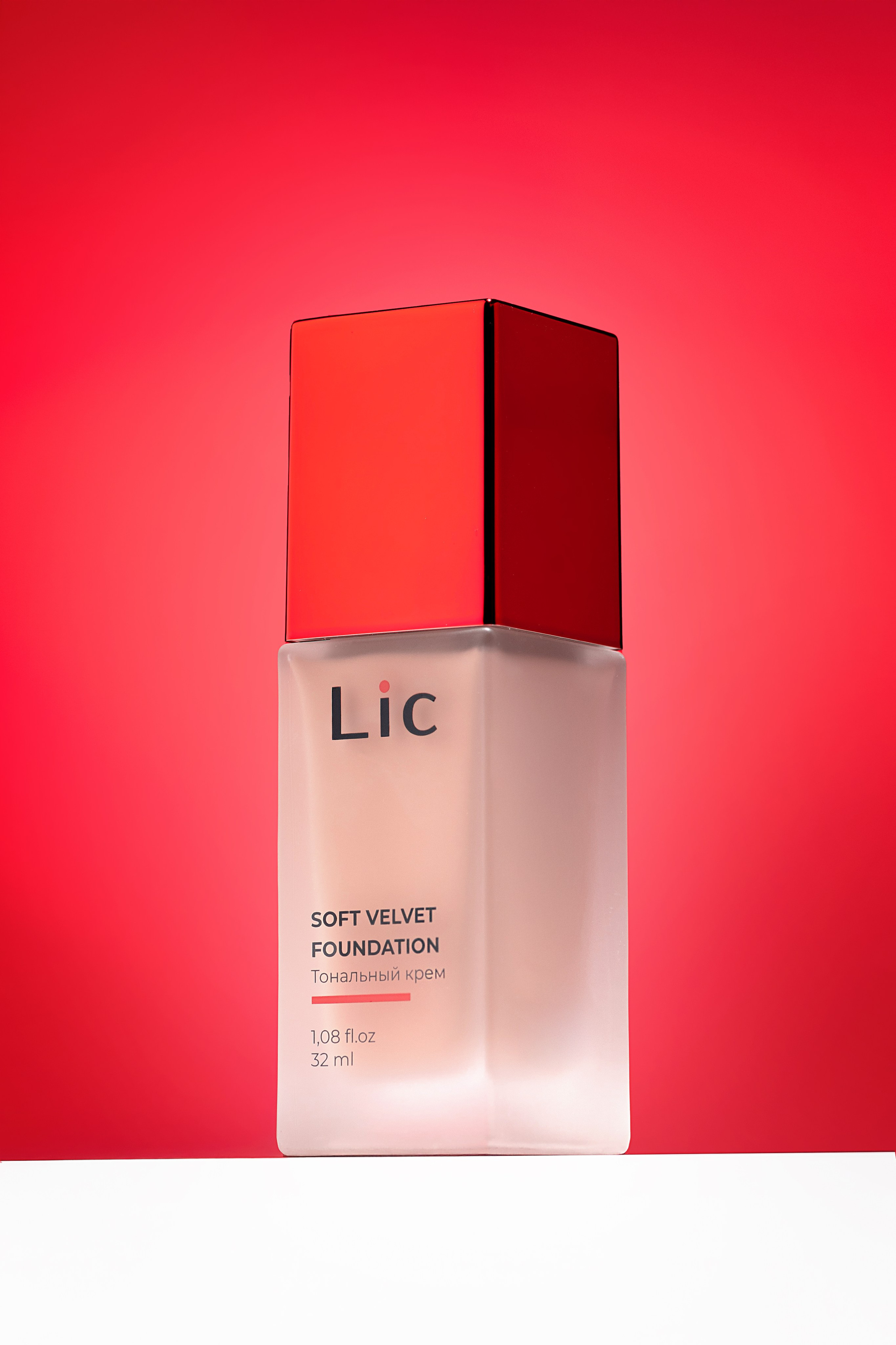 имиджевая съемка тонального крема на красном фоне