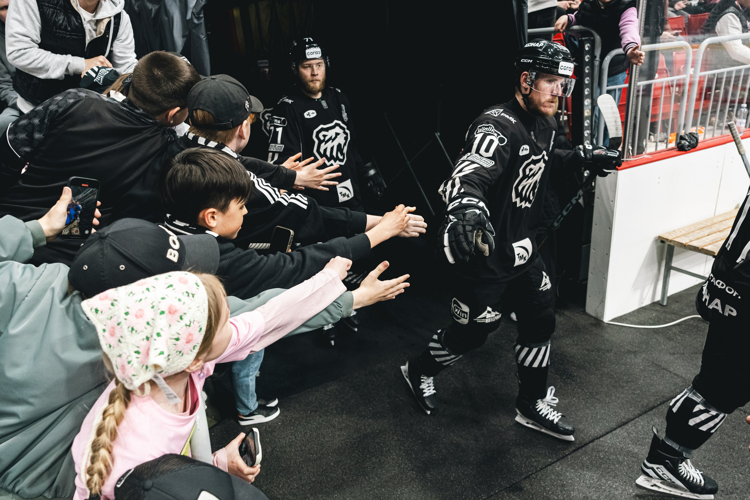 Алексей Потрехалов. Маскот хоккейного клуба «Трактор». Репортажный фотограф Наталья Лапцевич