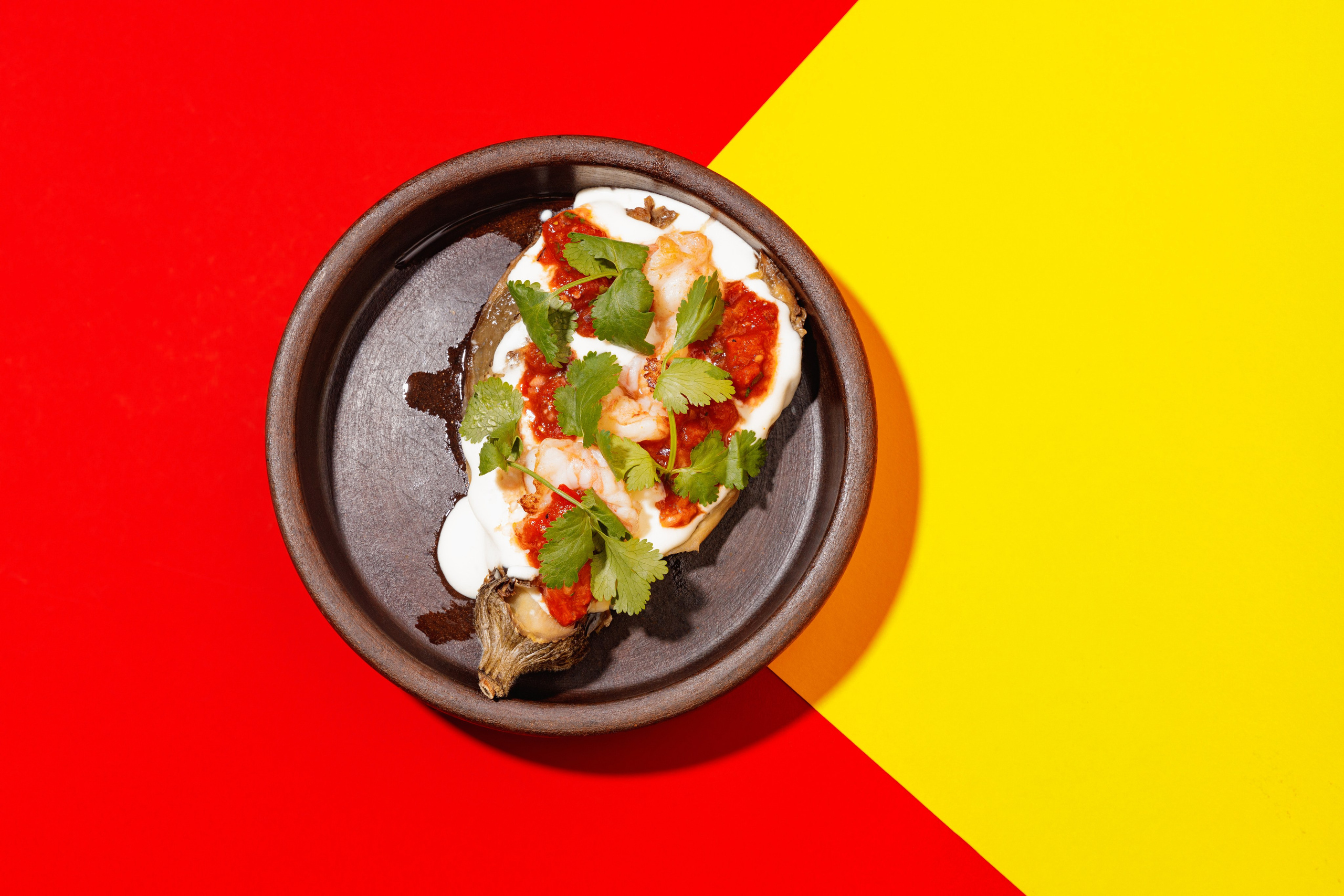 Печеные овощи с морепродуктами и зеленью для меню восточной кухни, кулинарного блога или службы доставки