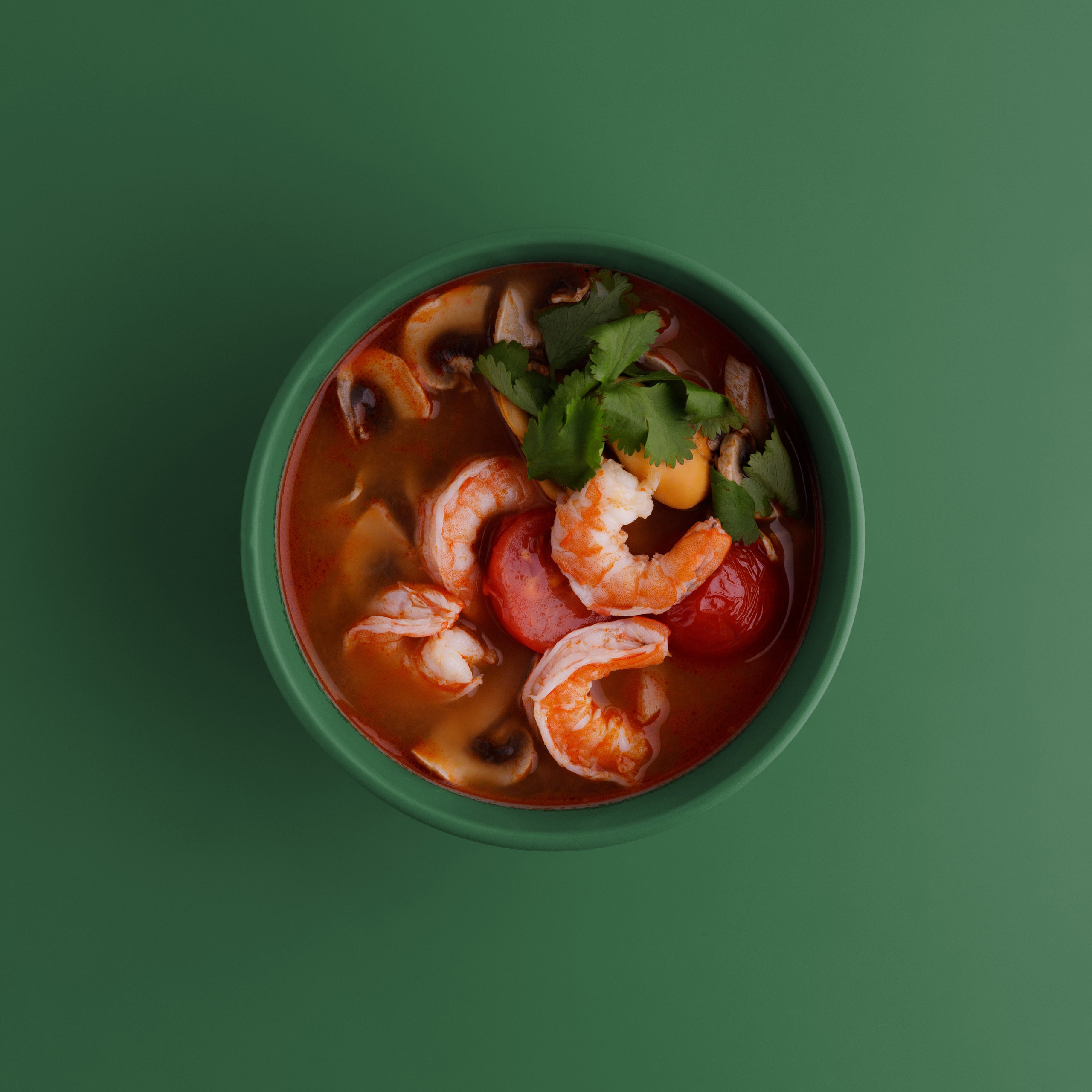 Наваристый суп Том-Ям-Кунг с морепродуктами для интернет-меню суши-бара, доставки еды или ресторанного блога