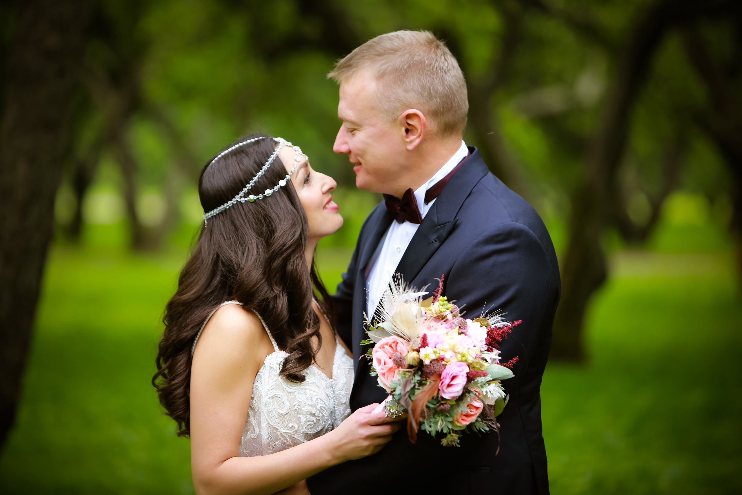 Нежная летняя свадьба Инны и Александра: фотосъёмка в парке. Фотограф в Москве Владимир Осиченко — портреты, мероприятия, репортажи