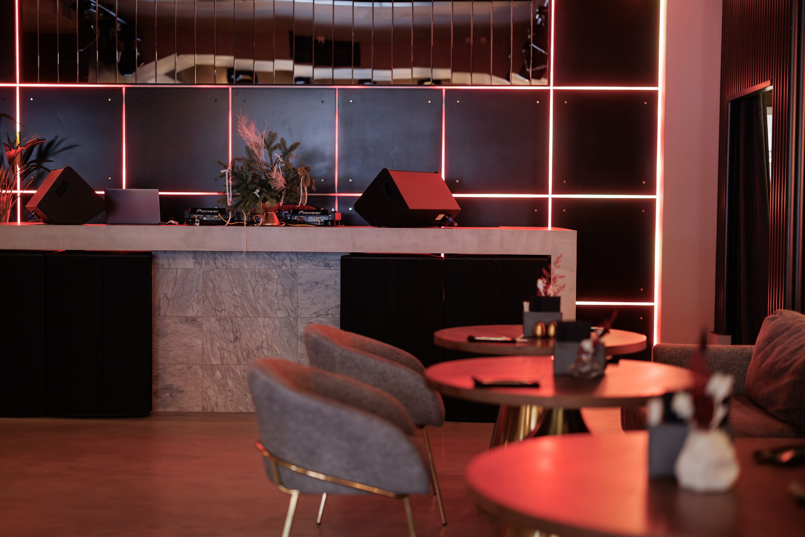 Фотограф для интерьерной съемки ресторана. Контент для бизнеса в Екатеринбурге Полдень Медиа