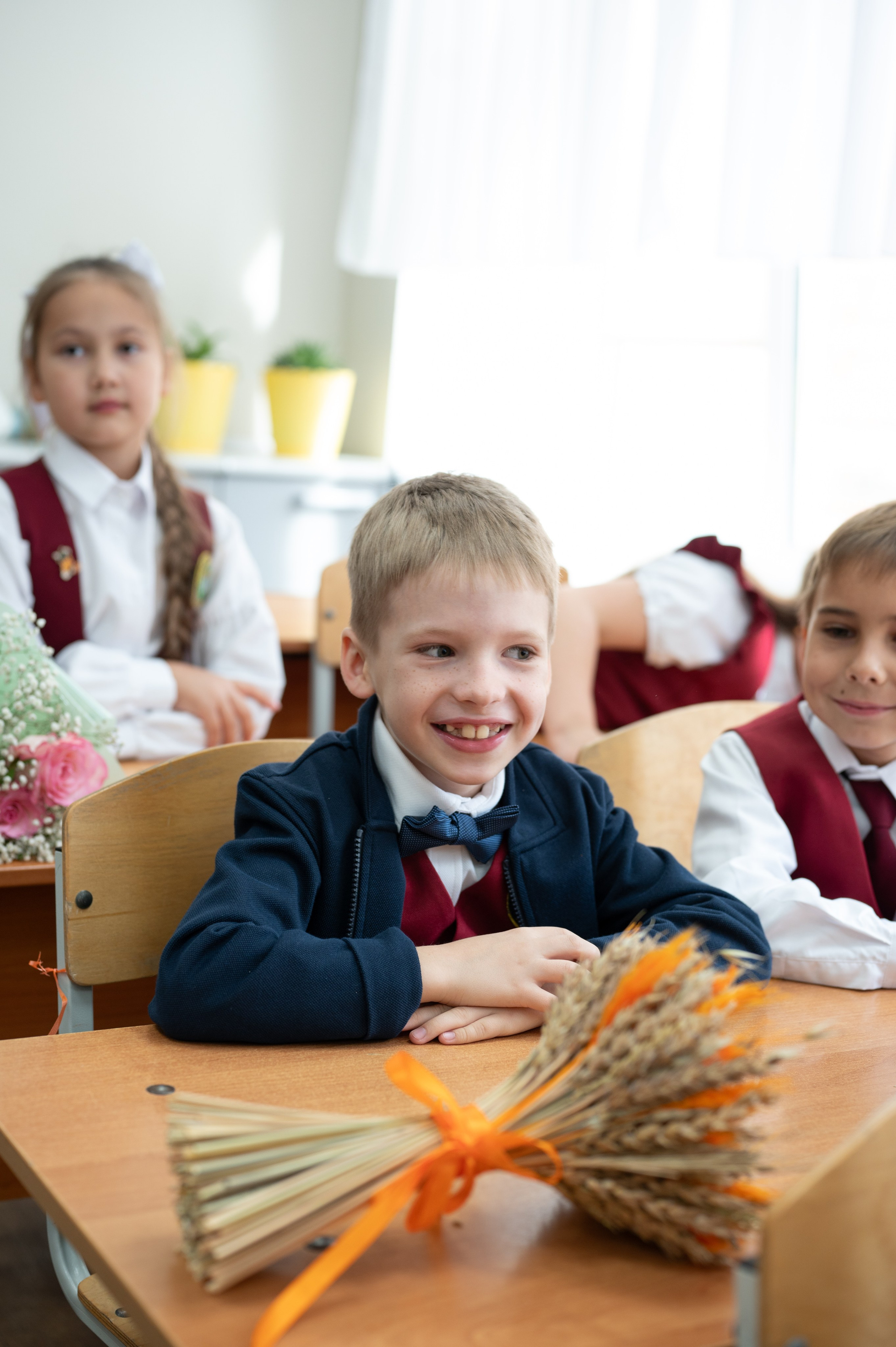 1 сентября 16 гимназия 2 класс (линейка + в классе+ на улице). Фотограф новорожденных, семейный детский в Тюмени Татьяна Морозова