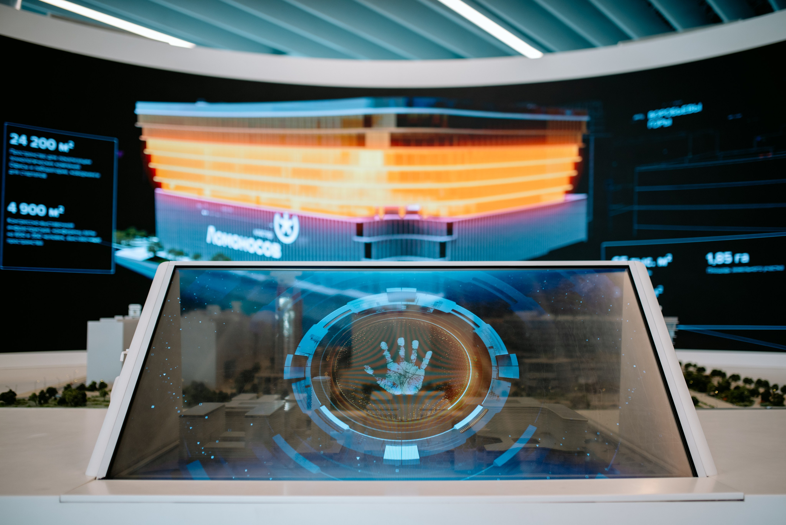 Выставки: Фотография с выставки, на которой посетители изучают представленные экспонаты. Скворцова Вероника. Татьяна Голикова. Михаил Мурашко. Единая Россия. Дума. Министр Здравоохранения. ФМБА. Правительство России. Фотография с форума, на которой участники активно участвуют в дискуссии.