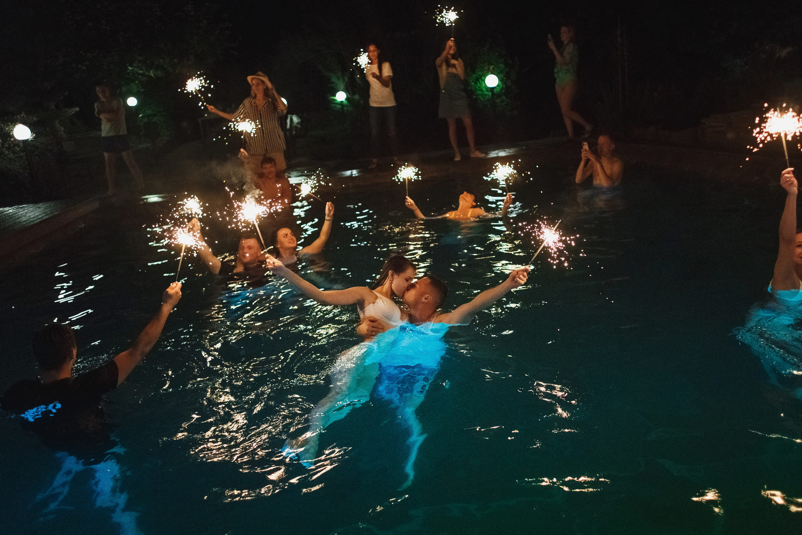 Свадебный фотограф Таганрог — фотосессия в центре города и банкет в коттедже «Виктория». Свадебный и семейный фотограф в Таганроге Бакарюк Антон