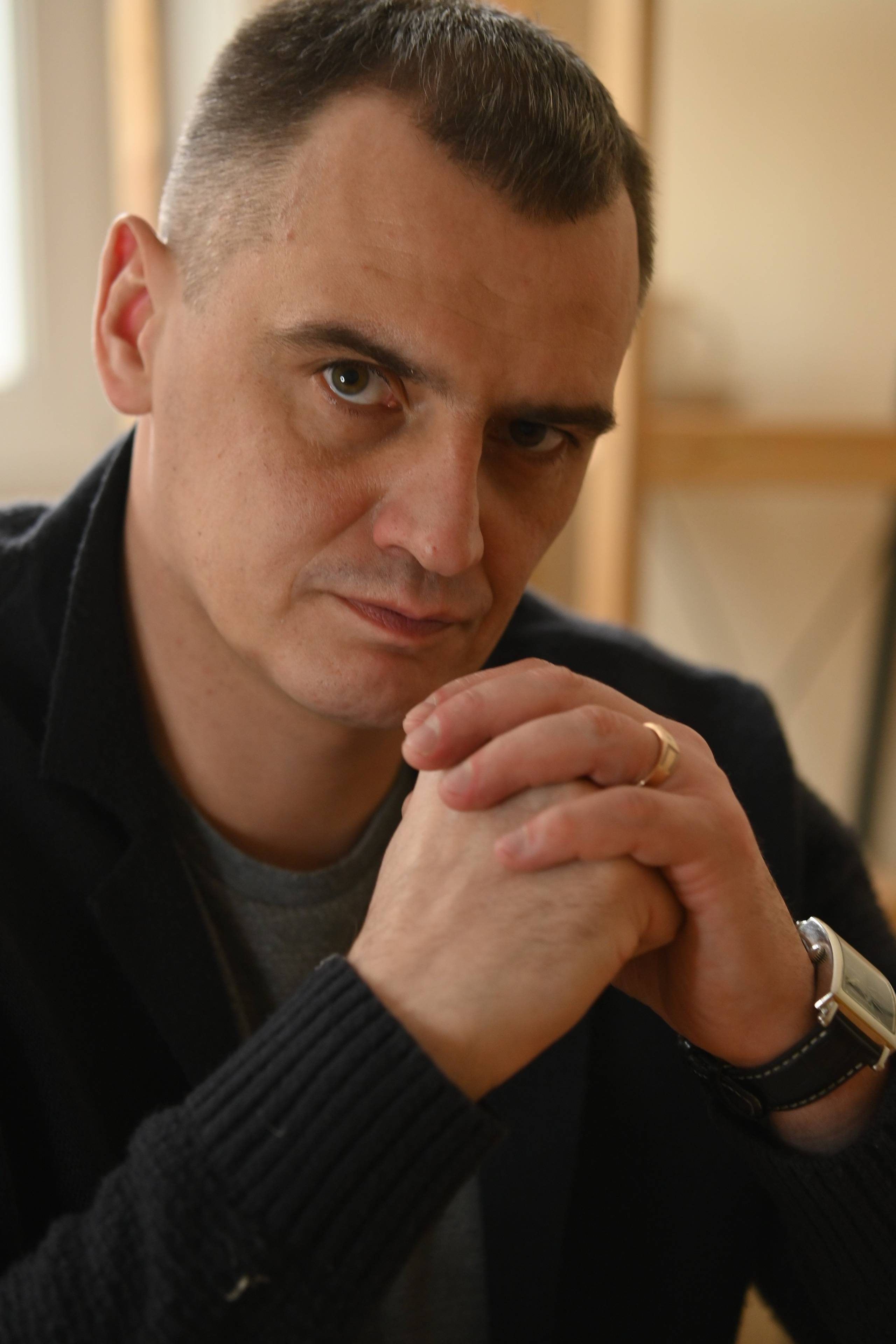 Крупный план, взгляд в камеру