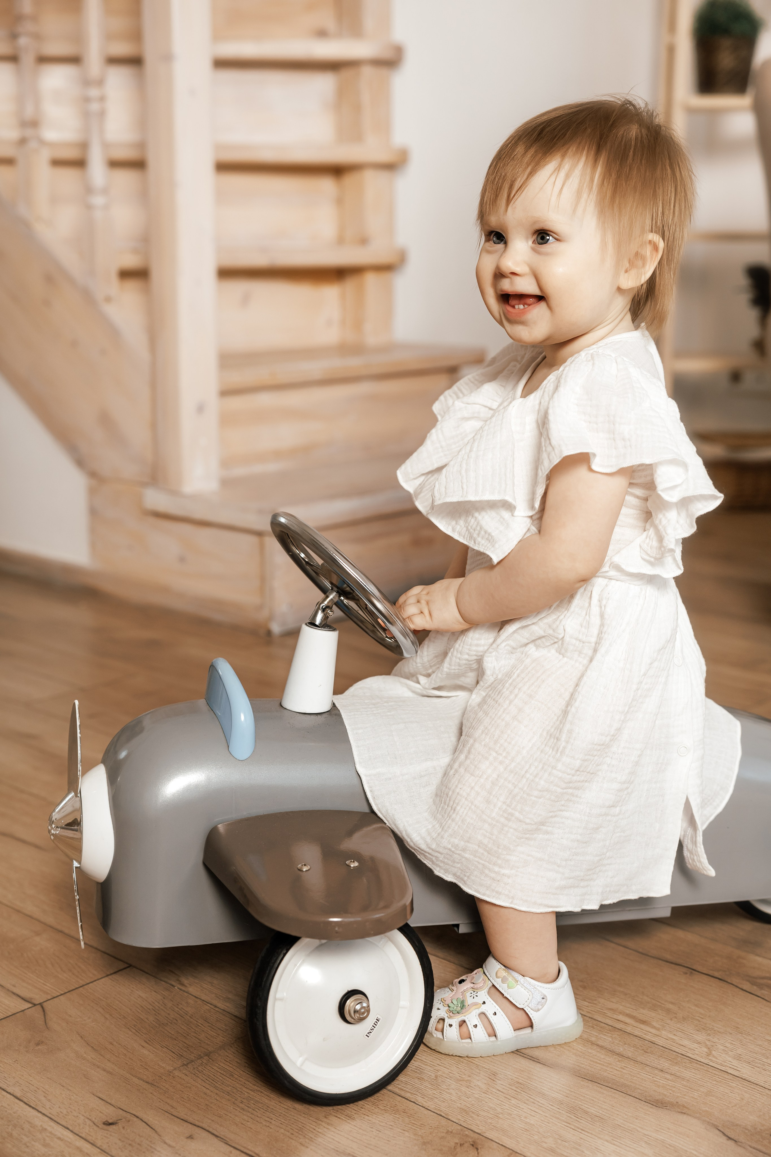 Семейная фотосессия для семьи с девочками близнецами на годик одежда в светлых тонах светлая бежевая студия в Москве теплые тона