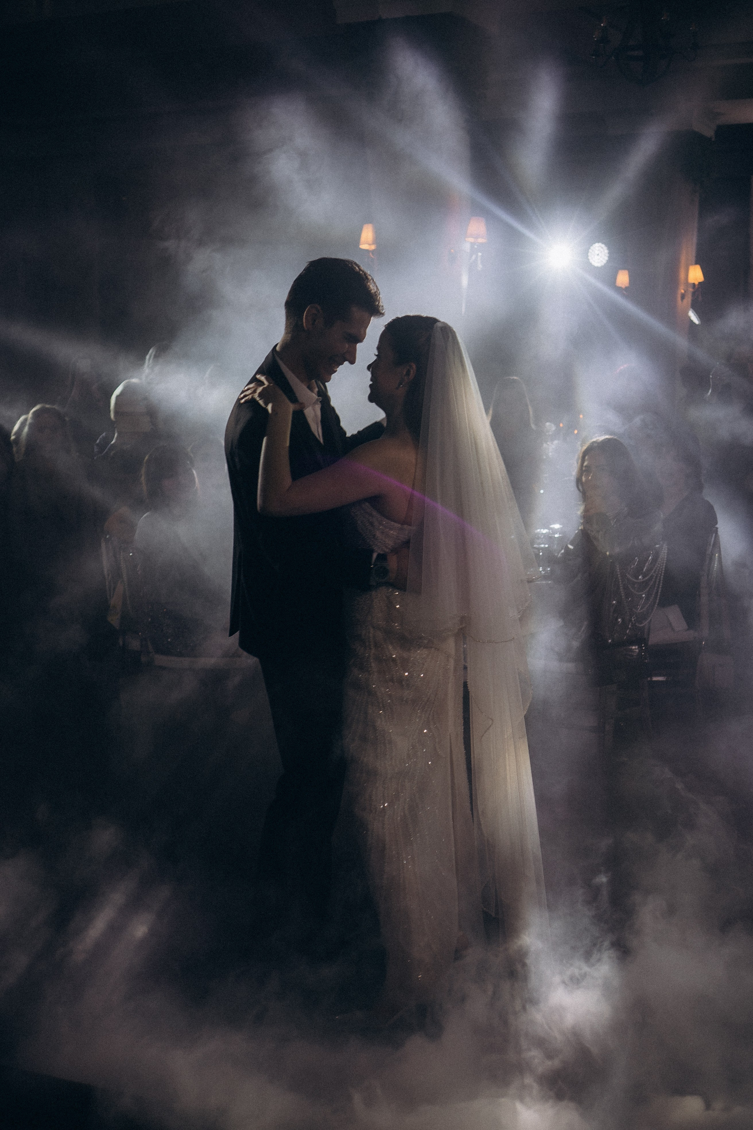 ПЕРВЫЙ ТАНЕЦ МОЛОДЫХ НА БАНКЕТЕ. ТРОГАТЕЛЬНЫЙ МОМЕНТ (СНЯТО В СИБИРЕ В НИЖНЕВАРТОВСКЕ). Профессиональный фотограф, Санкт-Петербург — Виктория Богомолова