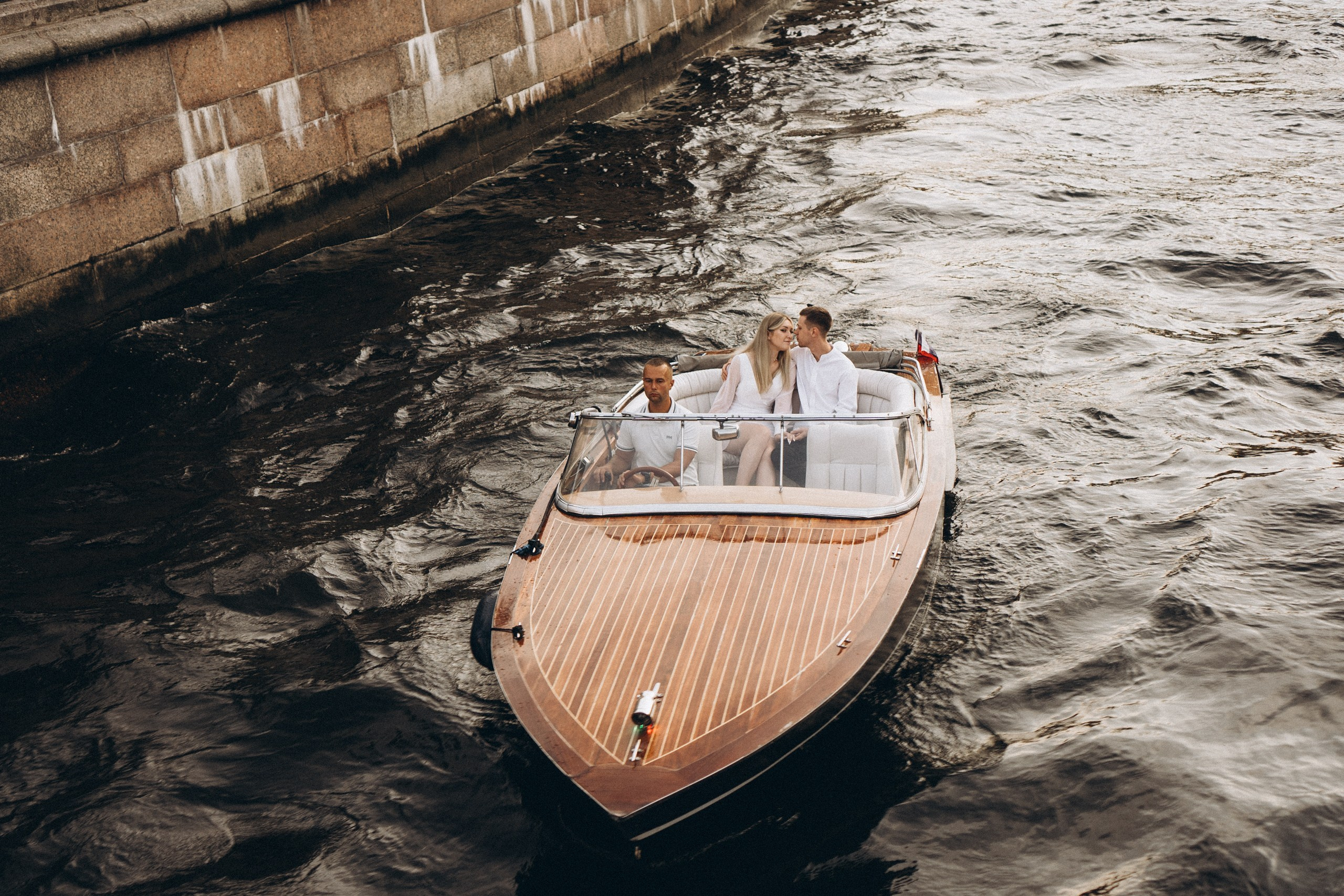 СВАДЕНБНАЯ СЬЕМКА НА КАТЕРЕ ПО КАНАЛАМ САНКТ-ПЕТЕРБУРГА И В АКВАТОРИИ НЕВЫ. Профессиональный фотограф, Санкт-Петербург — Виктория Богомолова