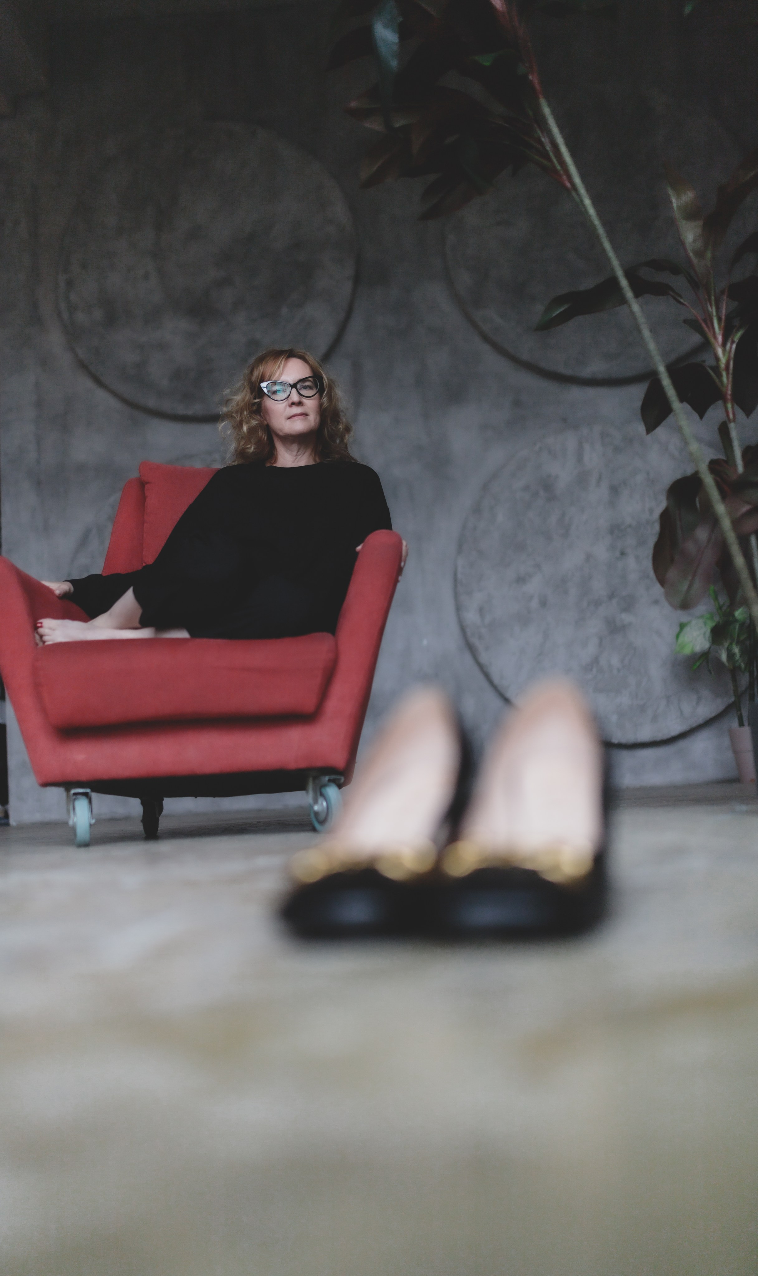 Женский портрет в красном кресле, туфли на переднем плане, студия, Москва, Илья Антропов