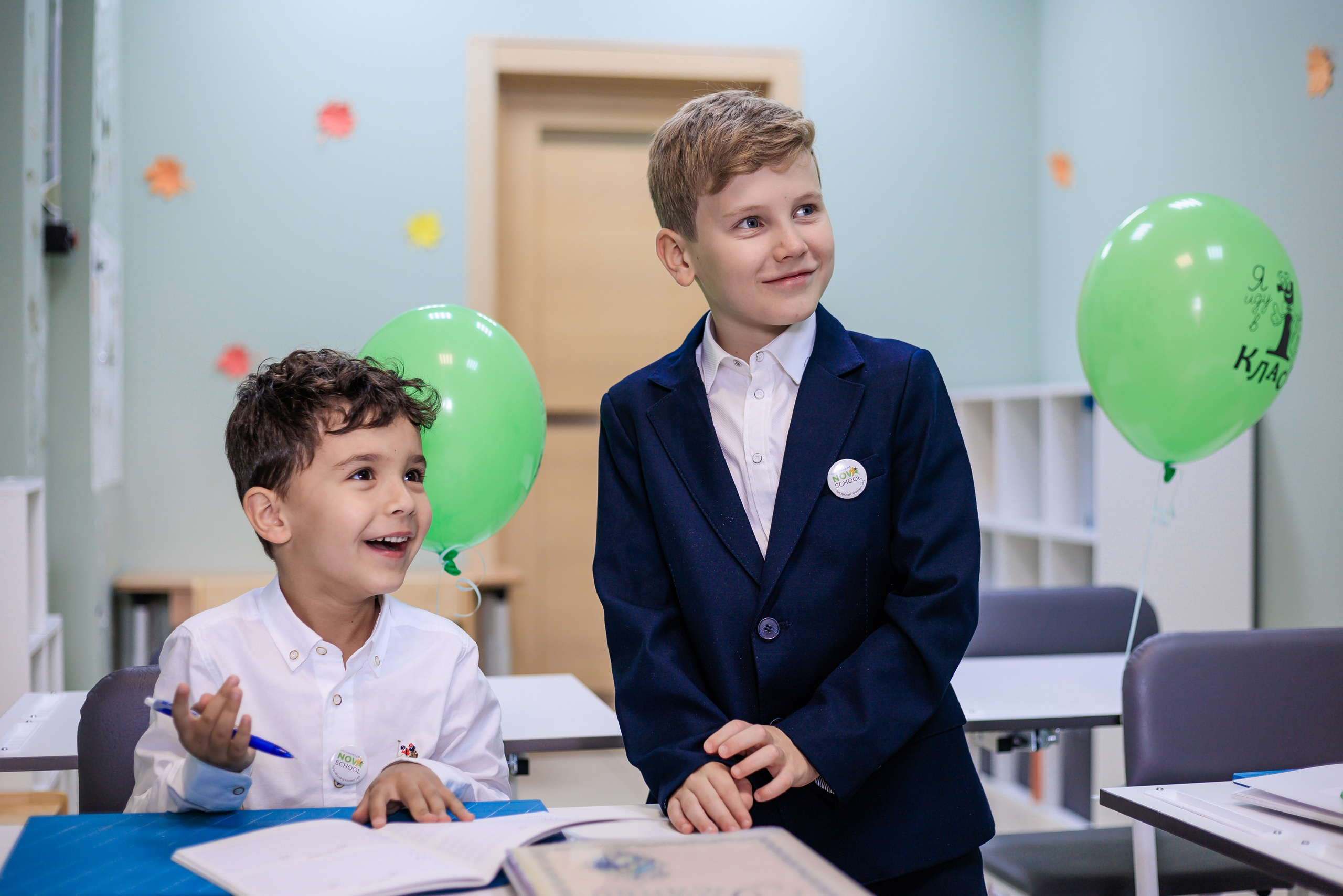 фотосессия мальчиков первого сентября в классе