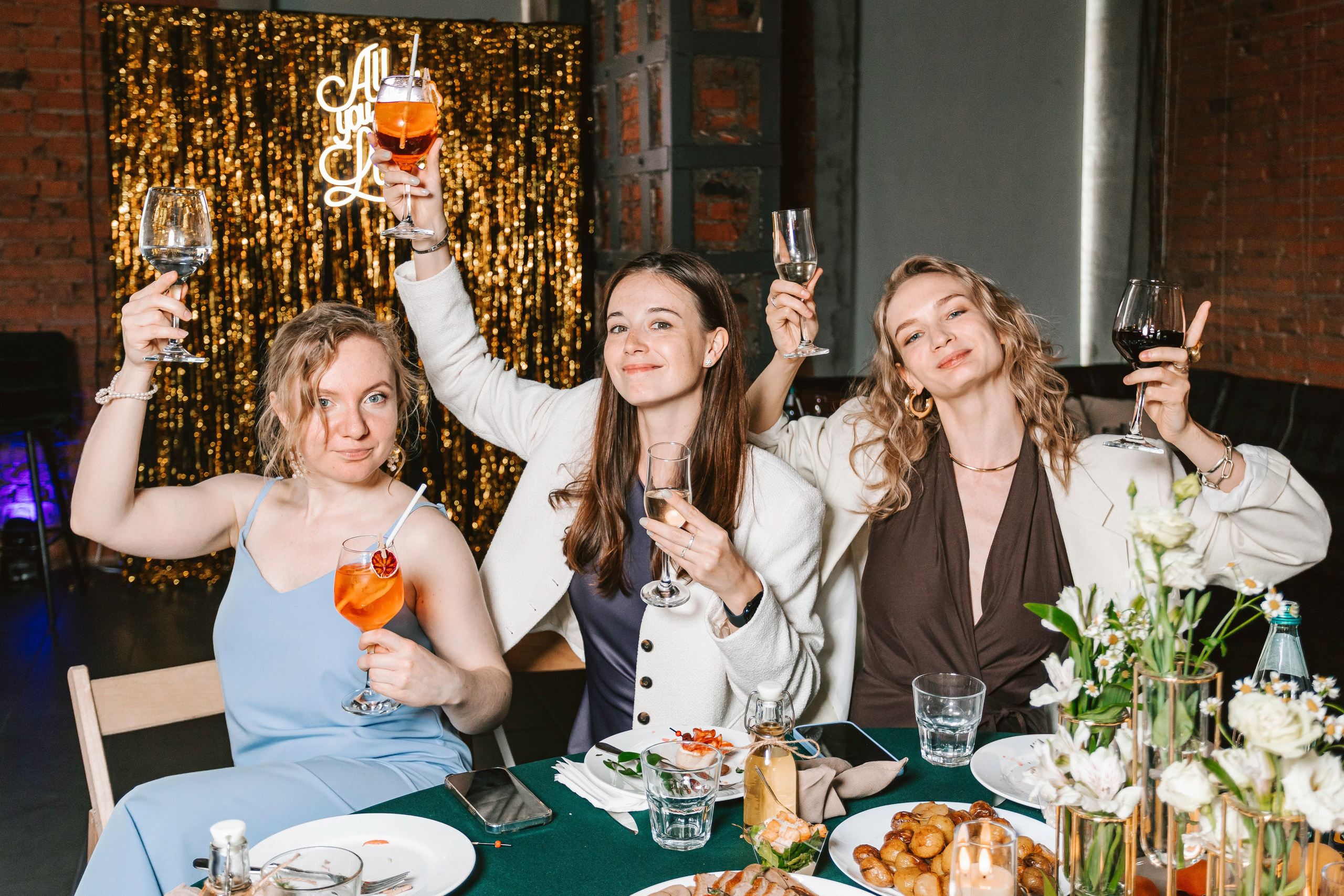 С ЛЮБОВЬЮ, ТИНДЕР