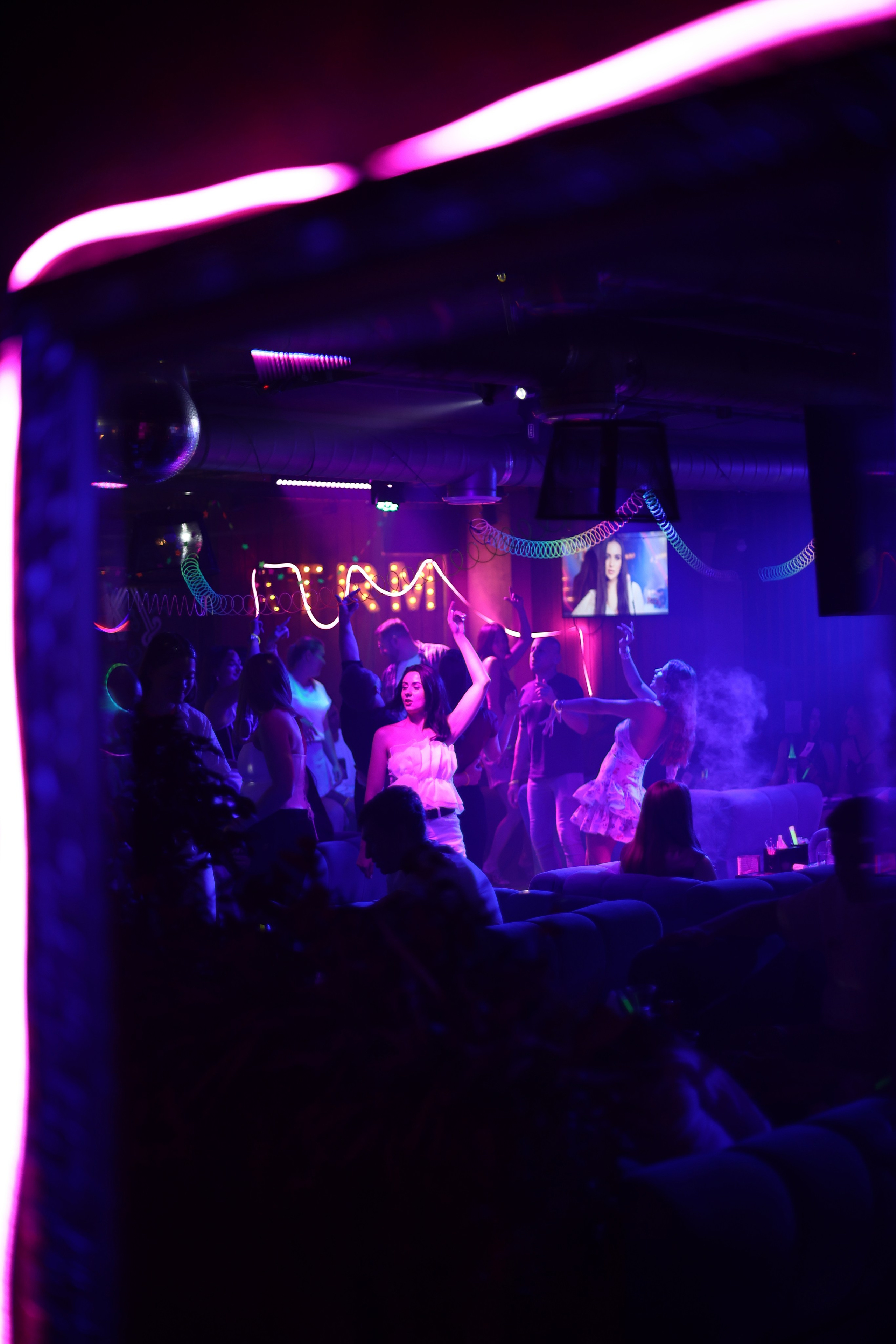 Neon Party 01.08.25. Мята Спортивная — Кальянная, караоке, бар в Минске