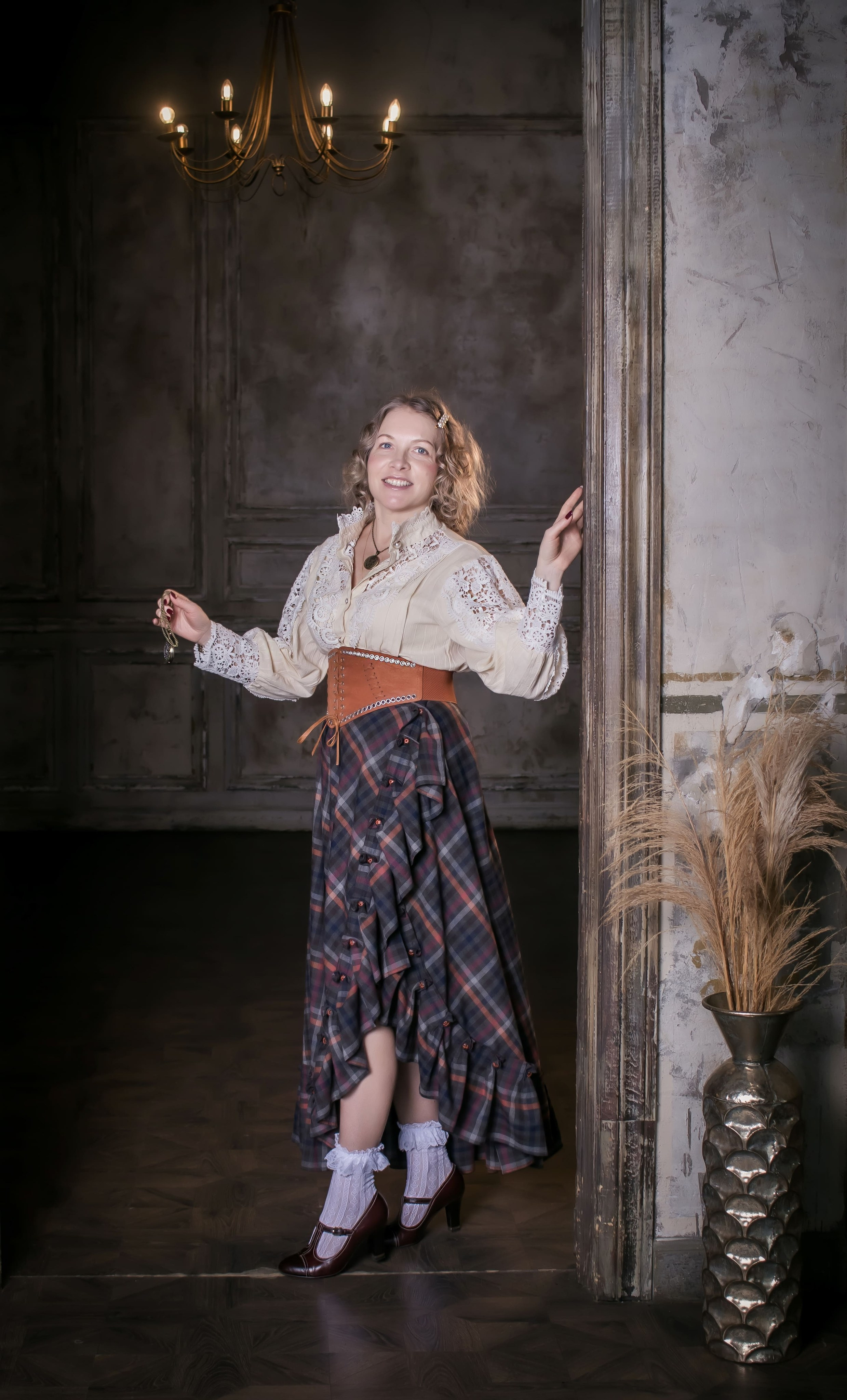 Женщина в историческом образе XIX века у каменной стены со свечами, атмосферная ретро фотосессия, фотограф Карасёва Елена