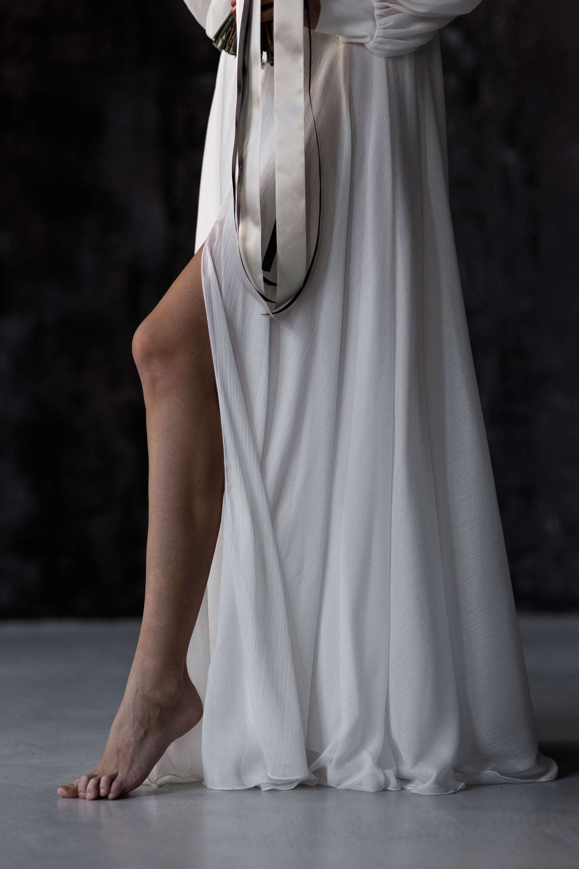 Невеста в темных тонах с черным букетом