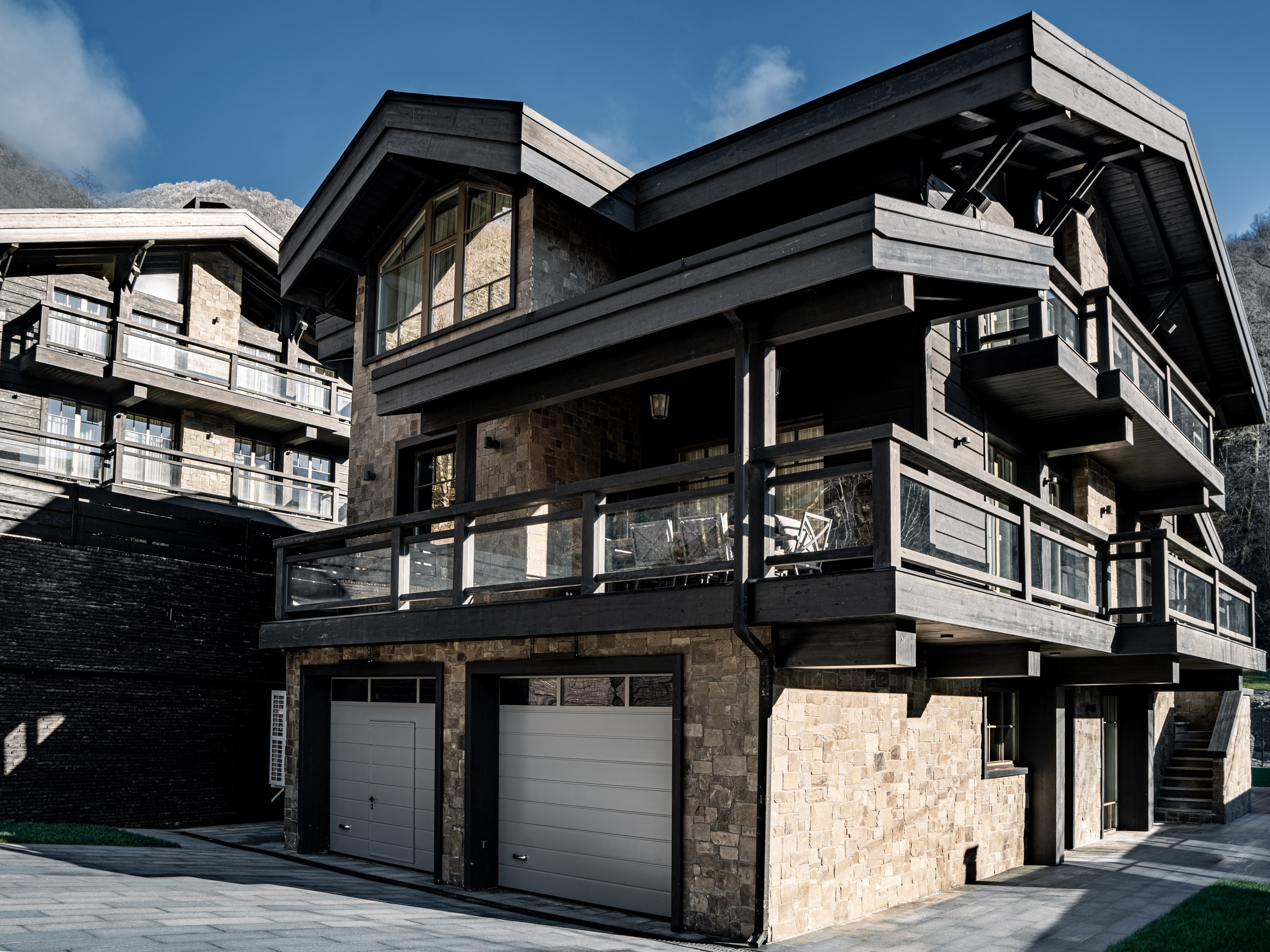 Загородный комплекс в стиле шале — экстерьер. Репортажный фотограф в Красной Поляне и Сочи Павлюченко Екатерина