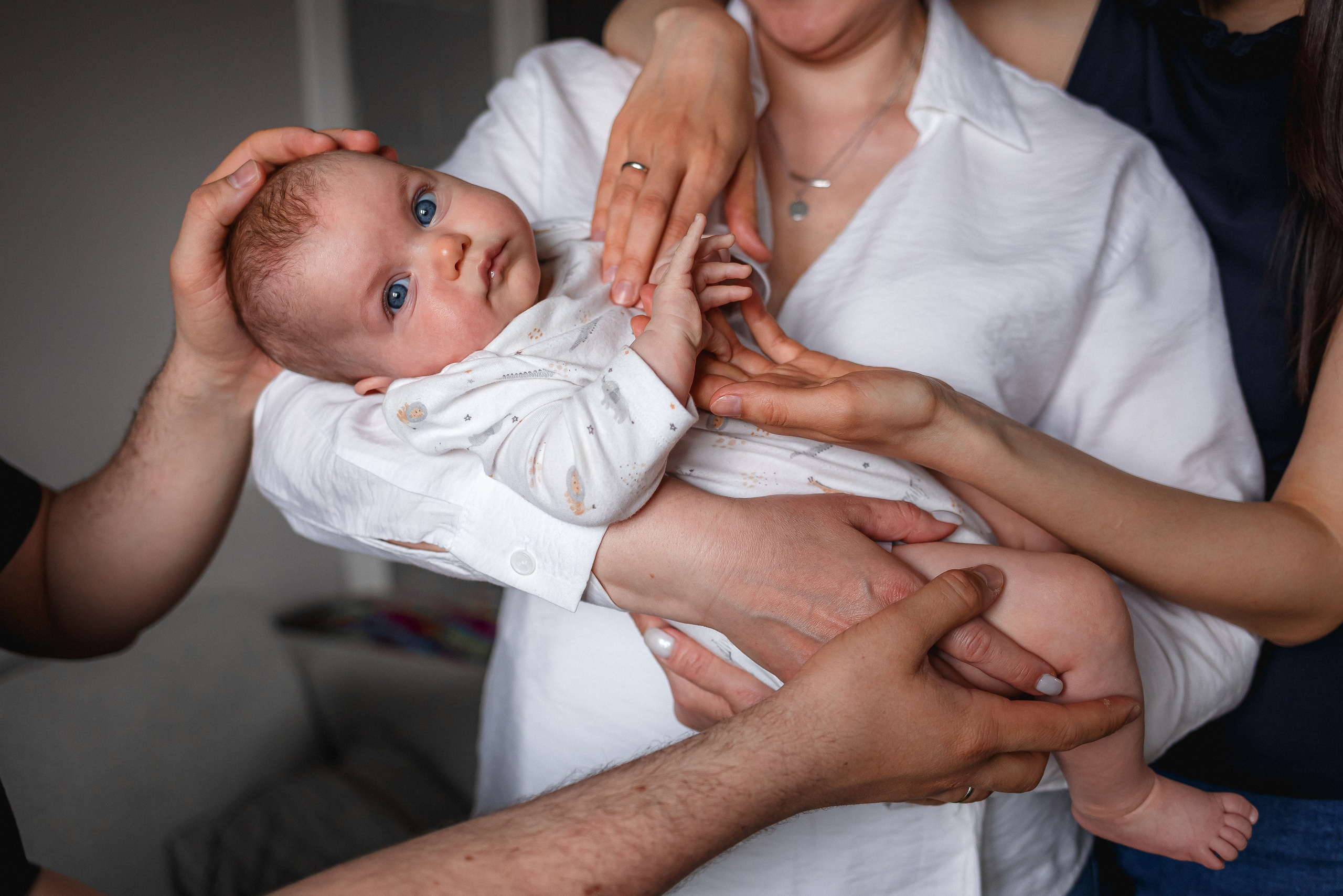 Малышка Катя, родители и бабушка. Домашняя съёмка. Фотограф в Москве Базанова Дарья
