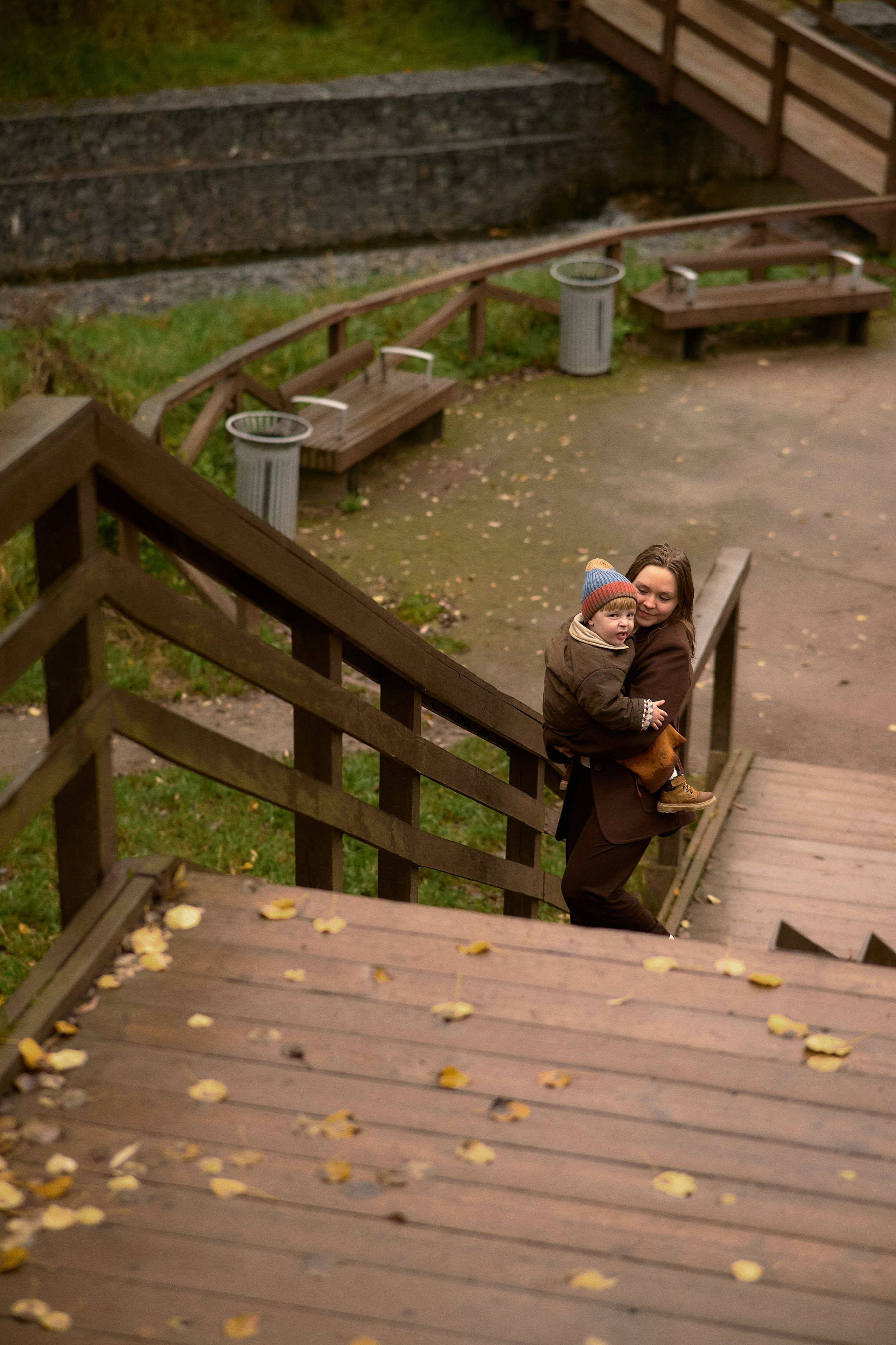 Света и Илюша под дождём. Семейный и свадебный lifestyle-фотограф в Москве Мария Петрова