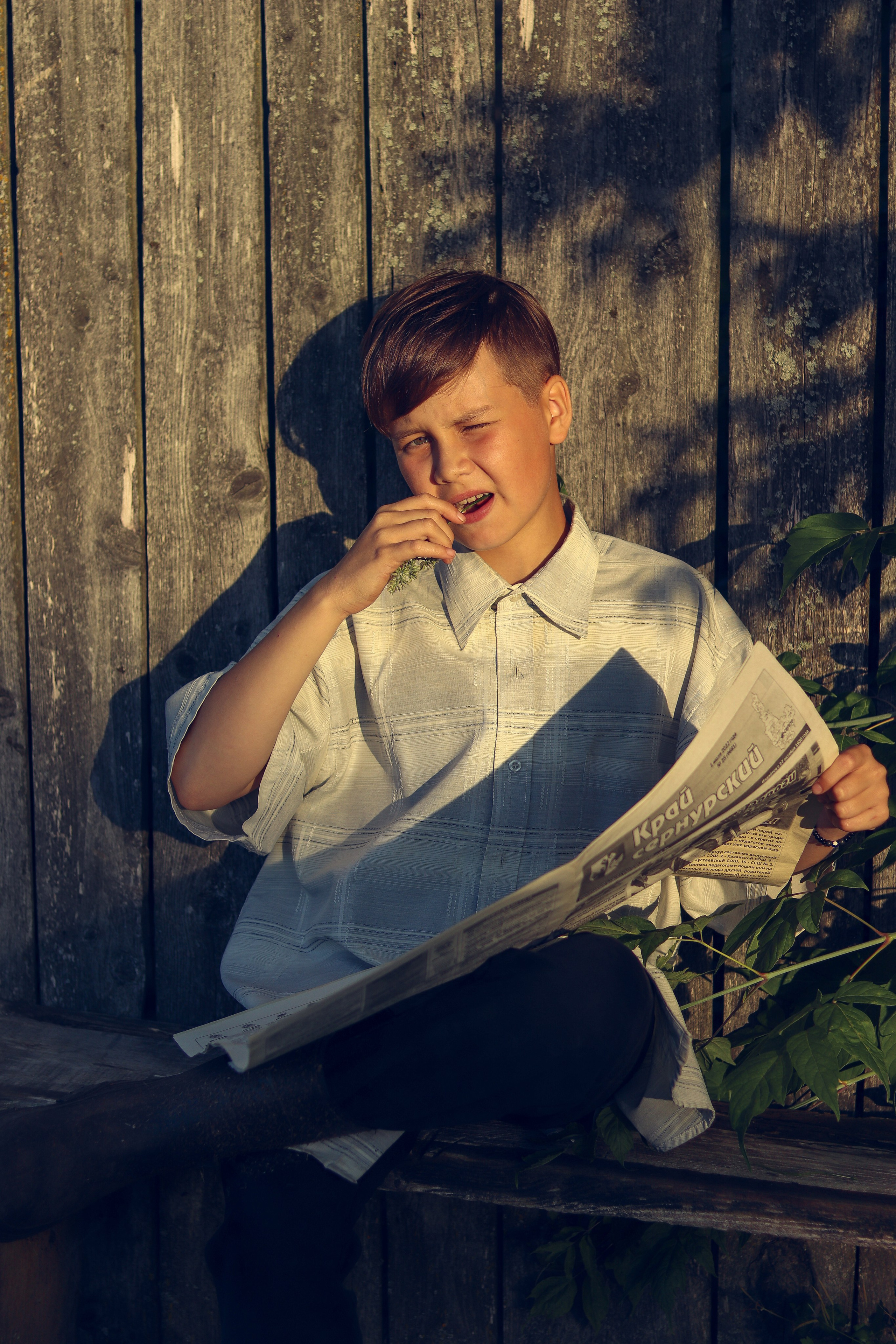Мальчик с газетой. Серия съемки для бабушки